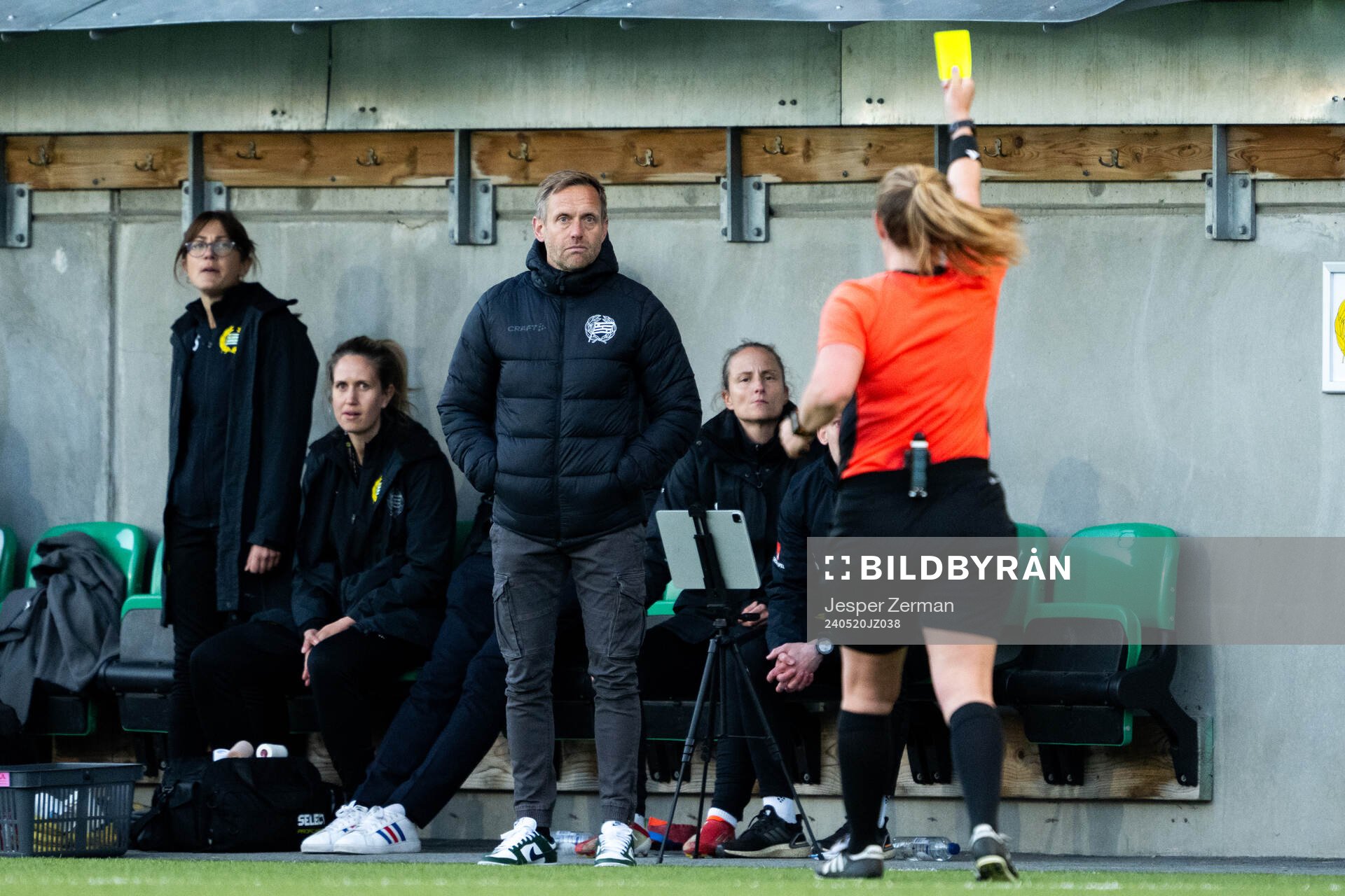 Domare Sandra Almkvist delar ut ett gult kort till