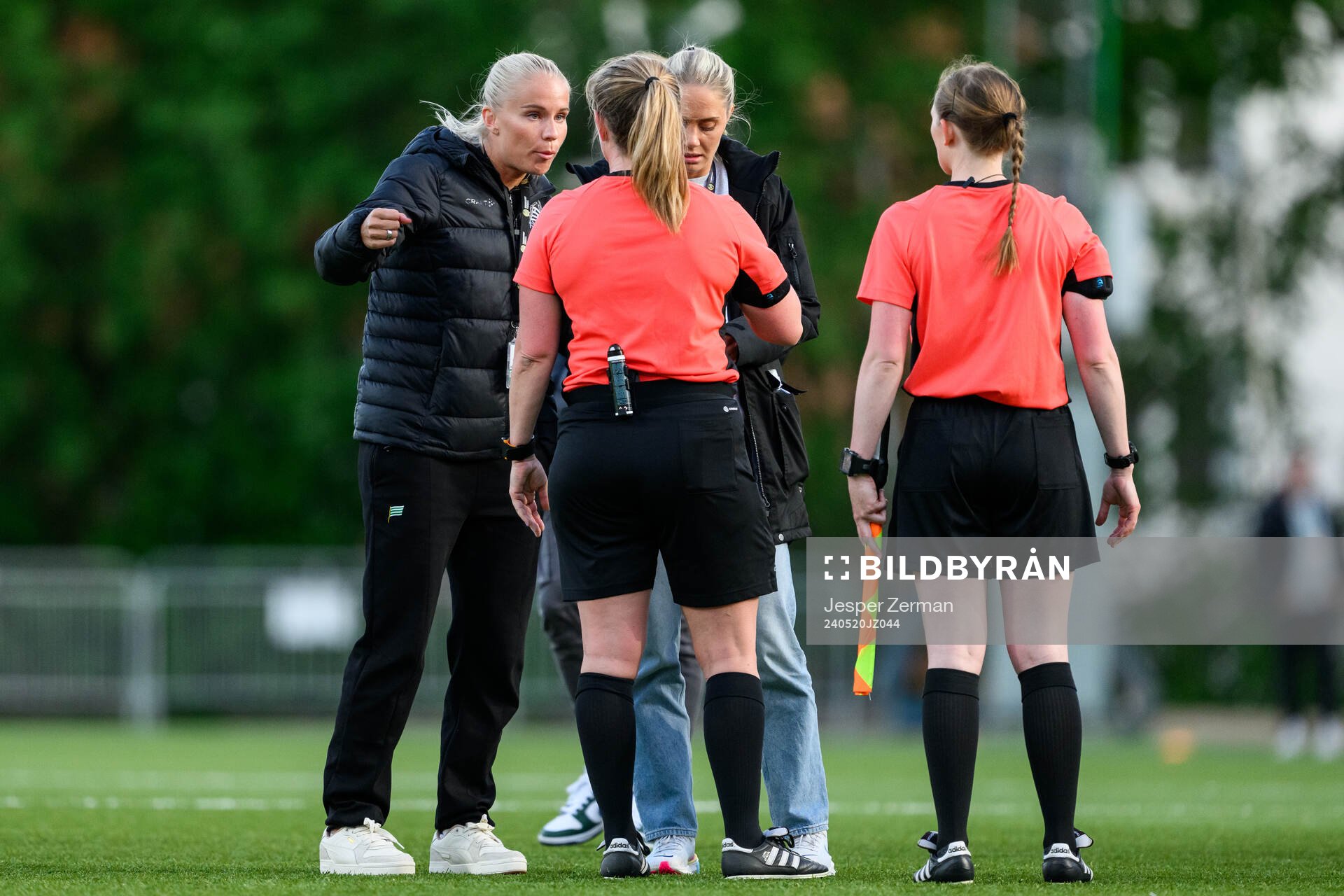 Hammarbys Stina Lennartsson i en diskussion med domare