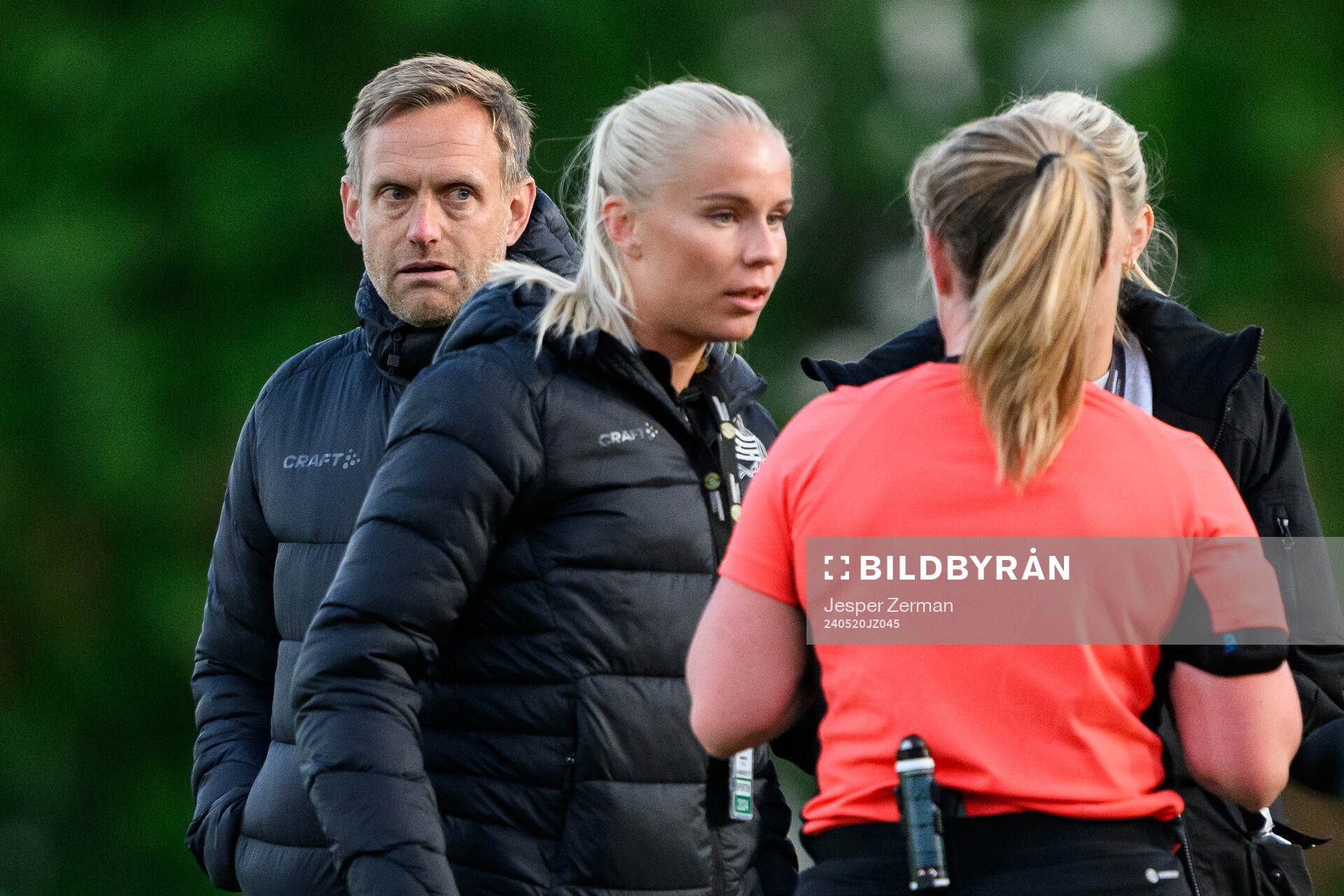 Hammarbys tränare Martin Sjögren och domare Sandra