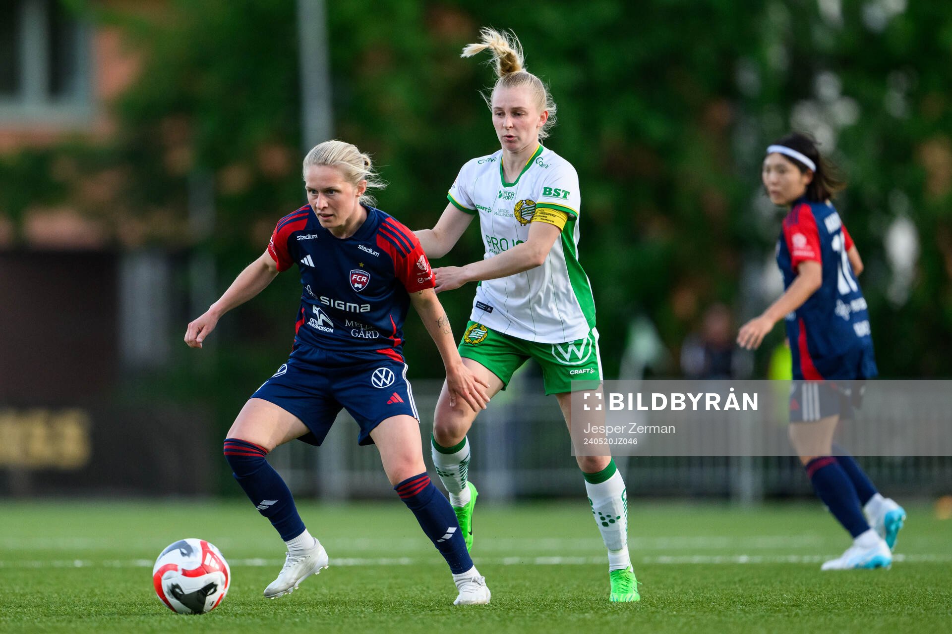 FC Rosengårds Emilia Larsson och Hammarbys Emilie Joramo