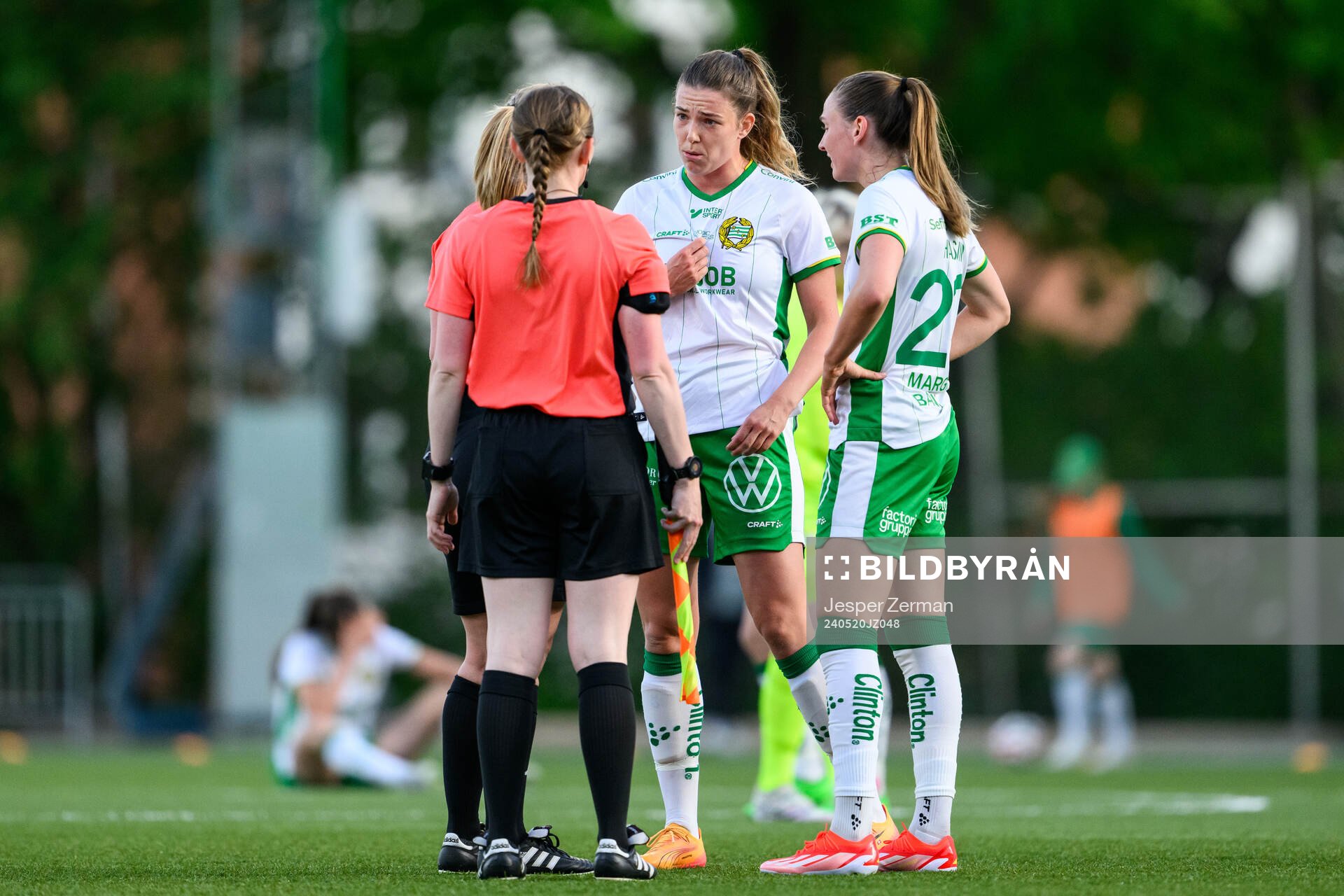 Hammarbys Emma Westin i en diskussion med domare Sandra