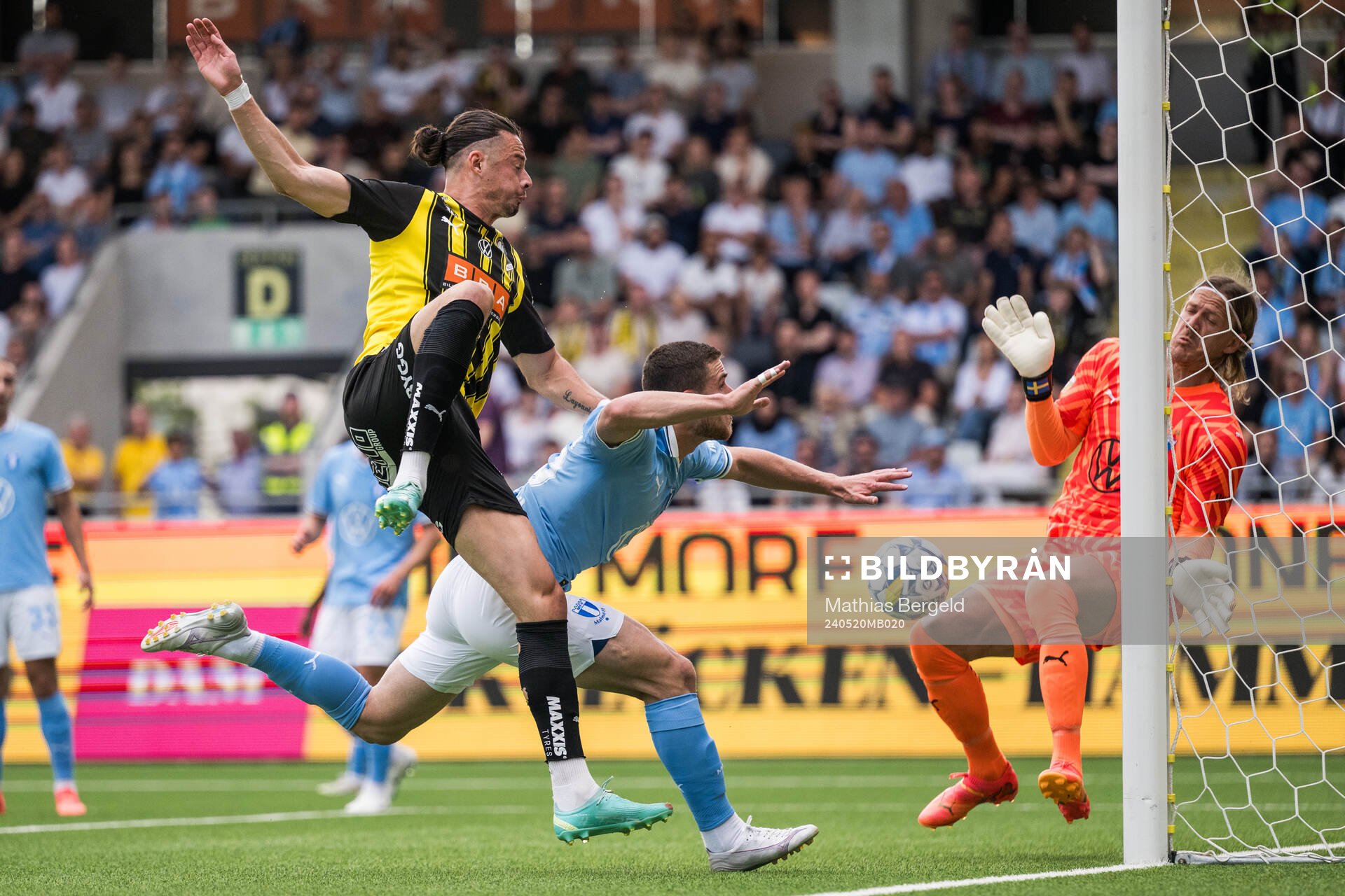 Häckens Amor Layouni mot Malmö FFs Gabriel Busanello och