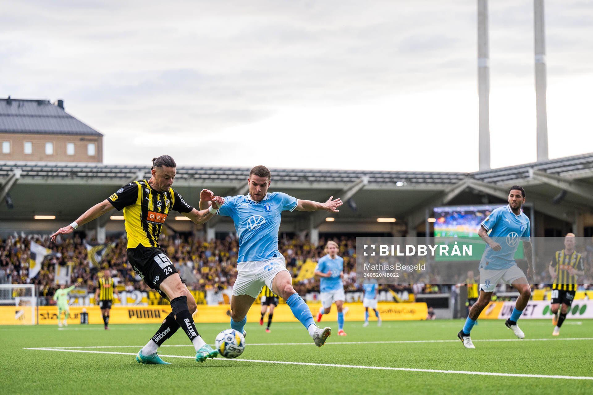 Häckens Amor Layouni och Malmö FFs Gabriel Busanello