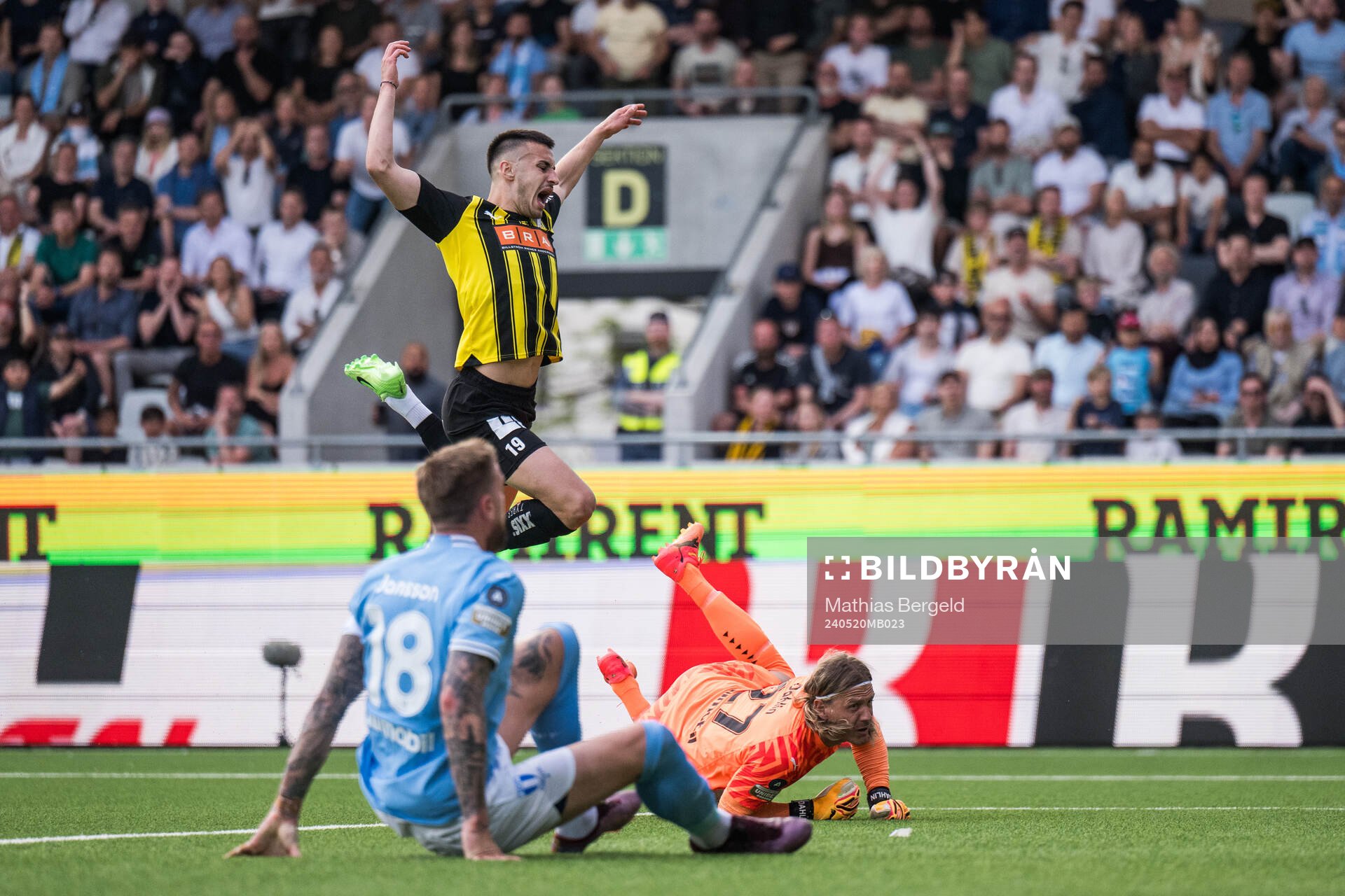 Häckens Srdjan Hrstic och Malmö FFs Johan Dahlin