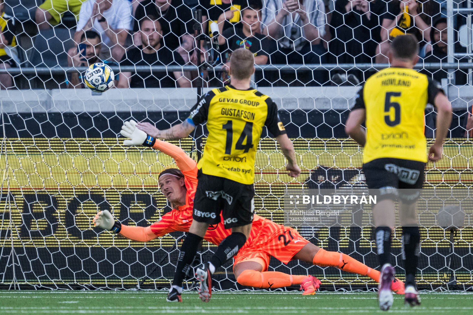 Häckens Simon Gustafson gör 2-2 på Malmö FFs Johan