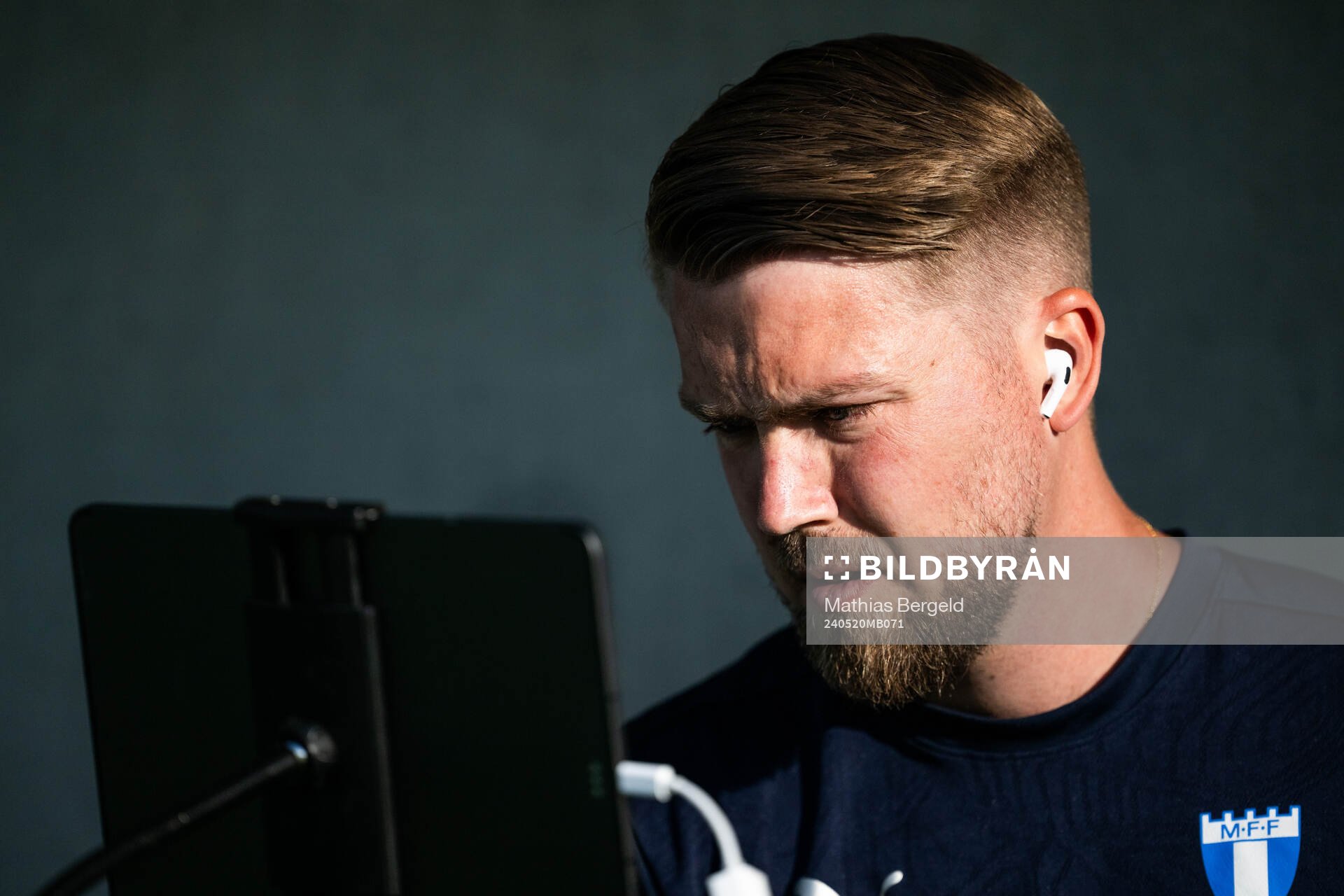 Malmö FFs assisterande tränare Theodor Olsson tittar på