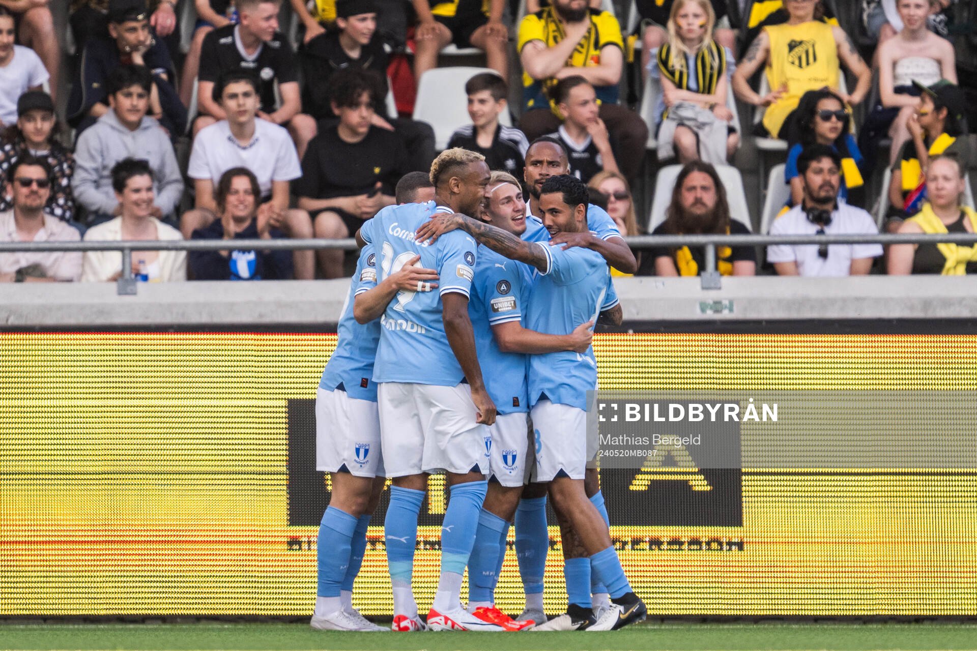 Malmö FFs Derek Cornelius, Sebastian Nanasi, Isaac Kiese Thelin och Sergio Pena jublar efter 0-1 under fotbollsmatchen i Allsvenskan mellan Häcken och Malmö FF den 20 maj 2024 i Göteborg.
