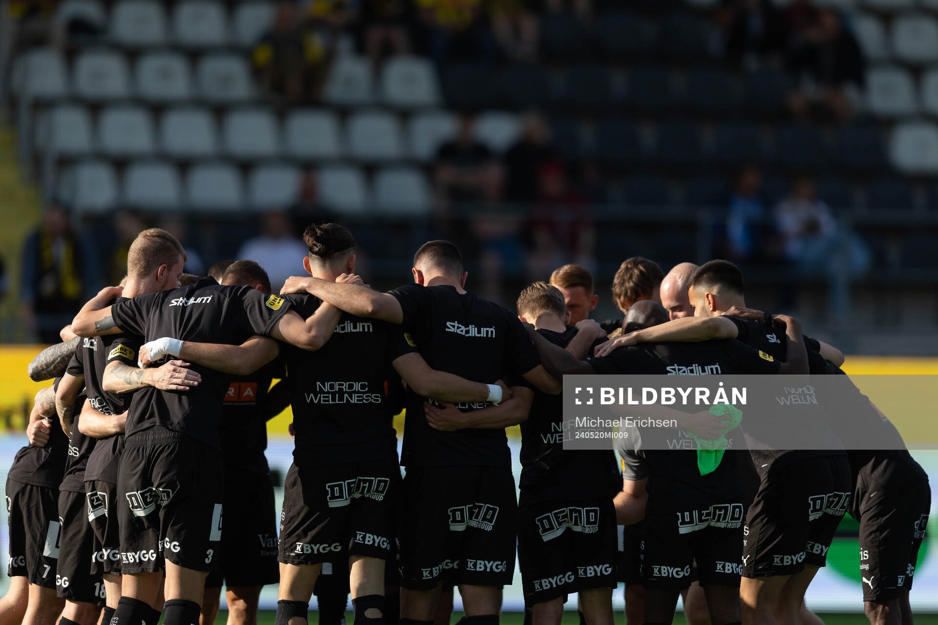 Häckens spelare samlade innan fotbollsmatchen i