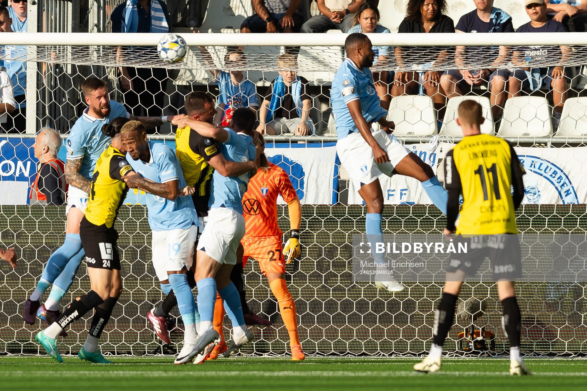 Malmö FF försvarar på en Häcken hörna