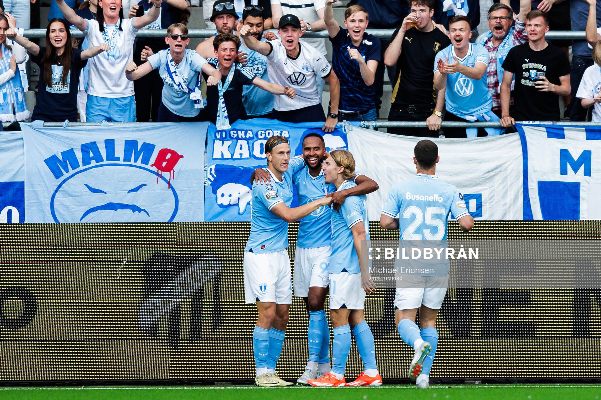 Malmö FFs Erik Botheim jublar med lagkamrater
