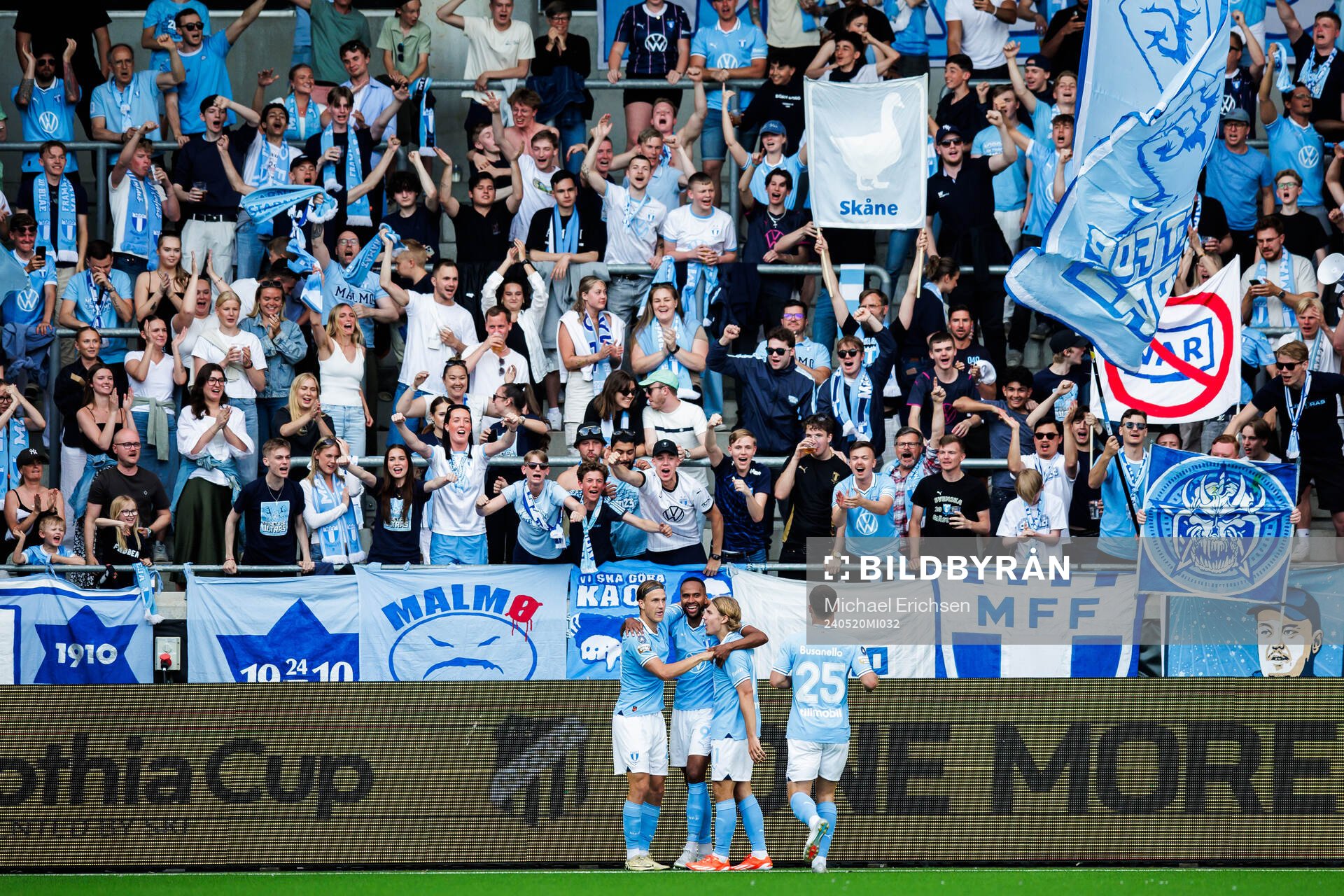 Malmö FFs Erik Botheim jublar med lagkamrater
