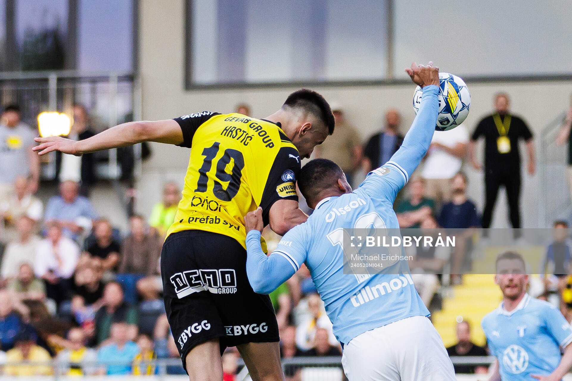 Malmö FFs Martin Olsson tar bollen med handen med straff