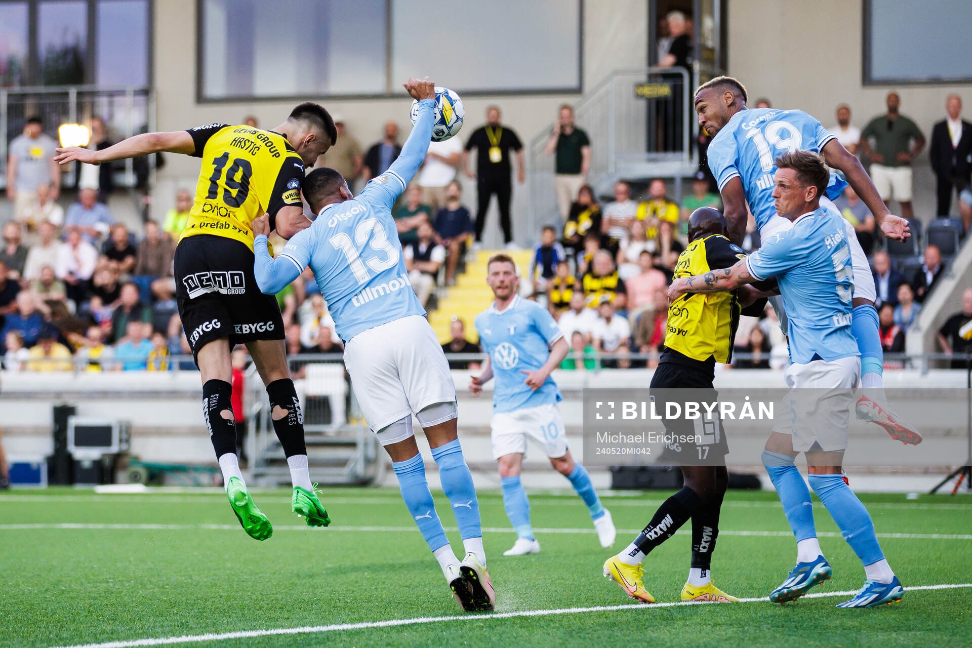 Malmö FFs Martin Olsson tar bollen med handen med straff till Häcken som följd under fotbollsmatchen i Allsvenskan mellan Häcken och Malmö FF den 20 maj 2024 i Göteborg.