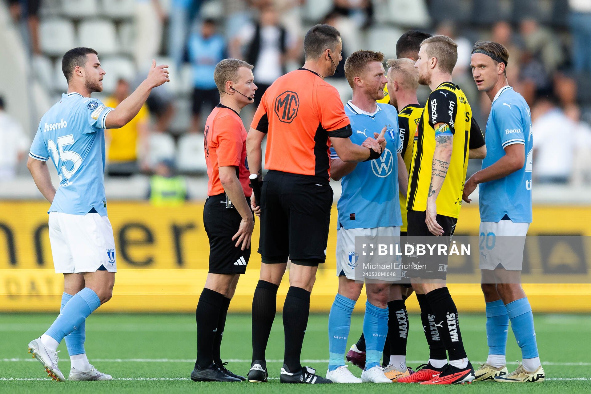 Irriterat mellan Malmö FFs Anders Christiansen och Häckens Simon Gustafson efter fotbollsmatchen i Allsvenskan mellan Häcken och Malmö FF den 20 maj 2024 i Göteborg.