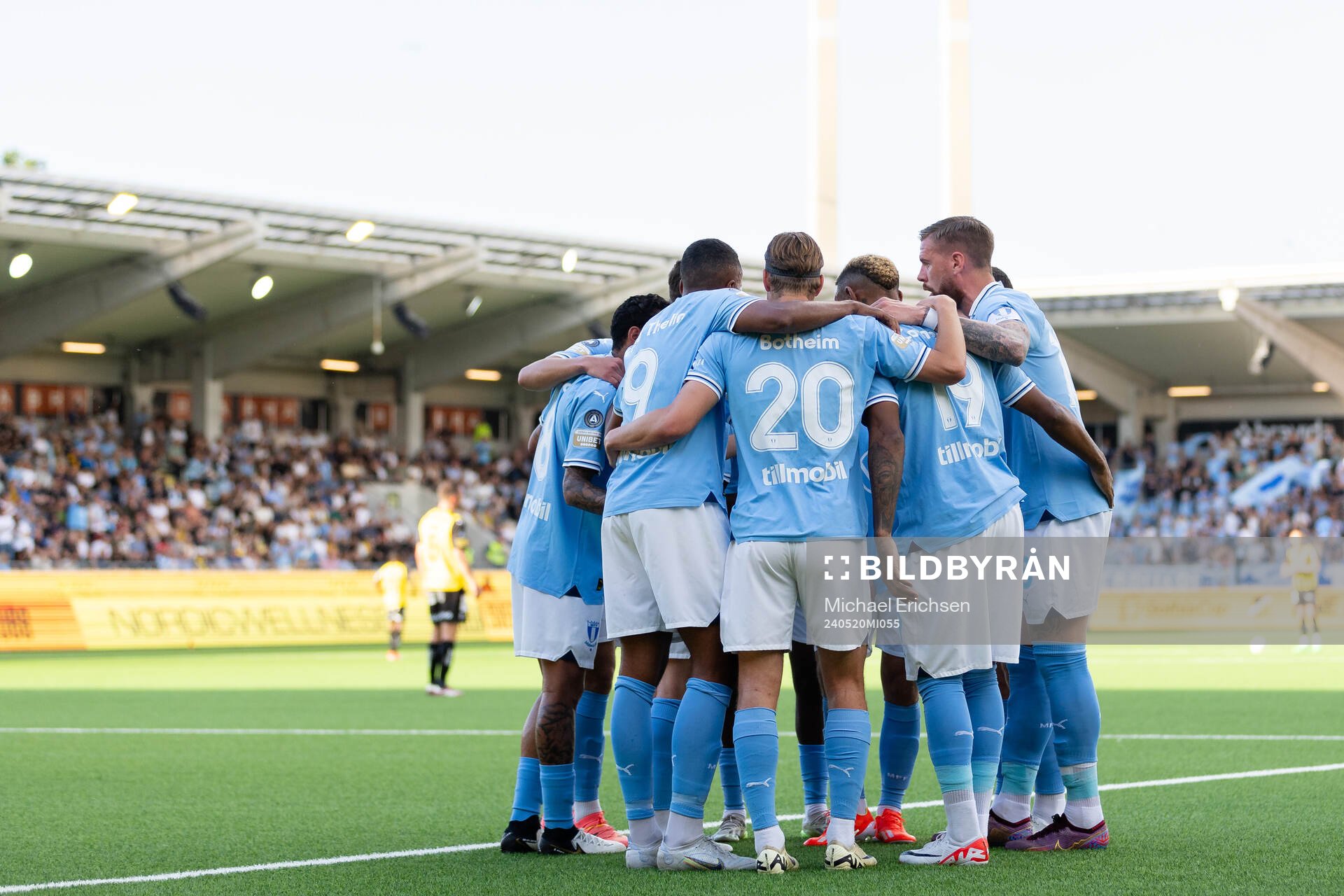 Malmö FFs Sebastian Nanasi jublar med lagkamrater
