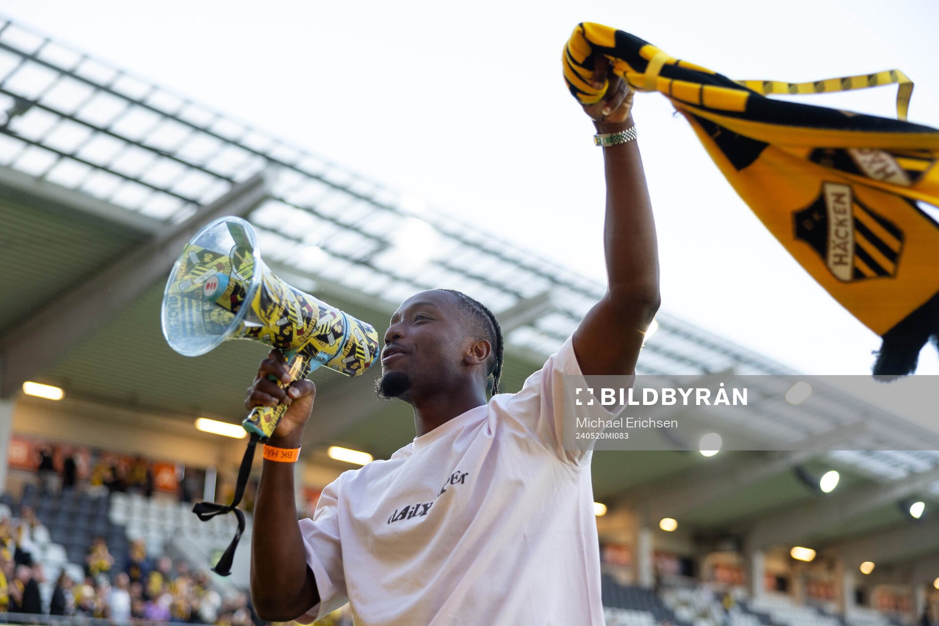 Tidigare Häcken spelaren Ibrahim Sadiq hälsar på klacken