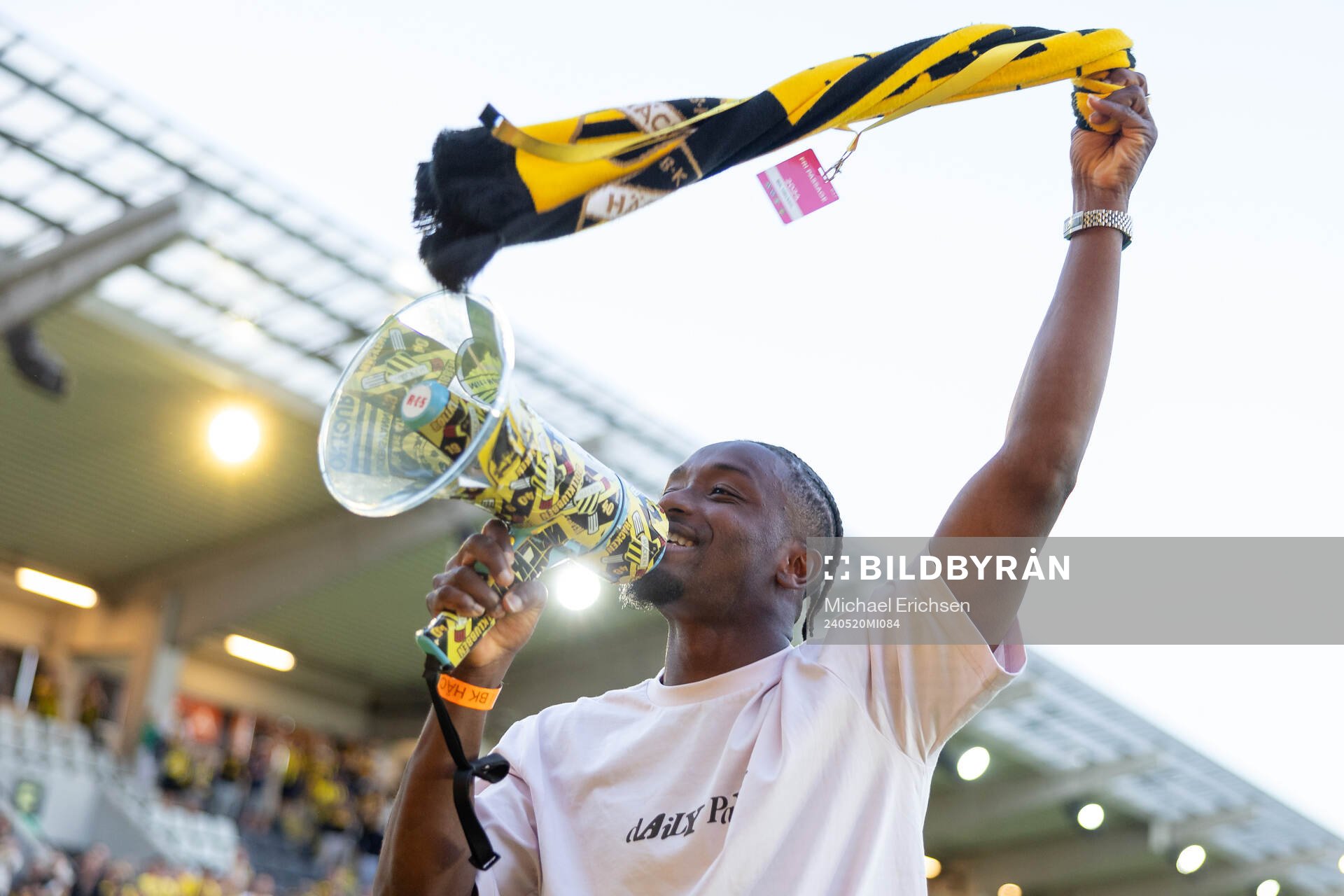 Tidigare Häcken spelaren Ibrahim Sadiq hälsar på klacken