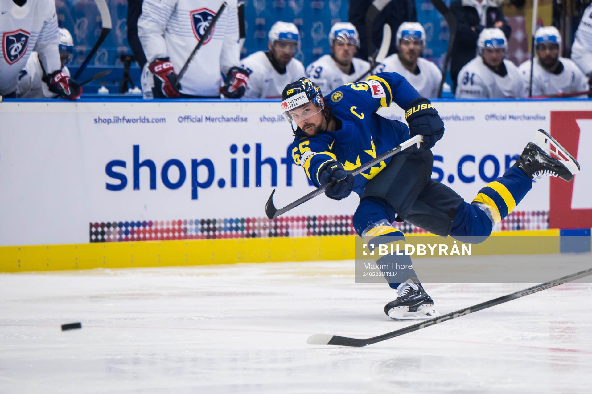 Erik Karlsson of Sweden scores the 2-1 goal