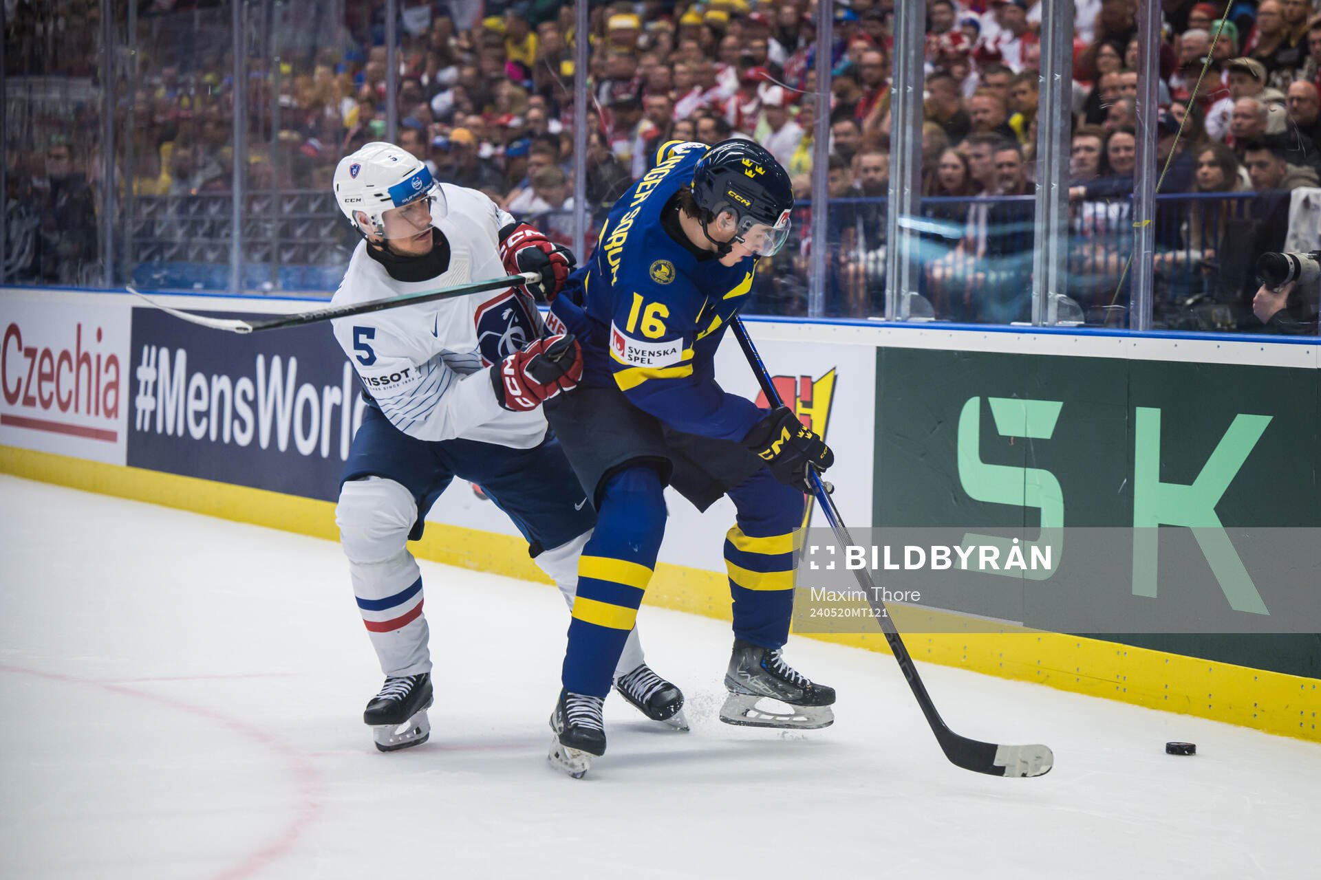 Enzo Guebey of France and Felix Unger Sörum of Sweden
