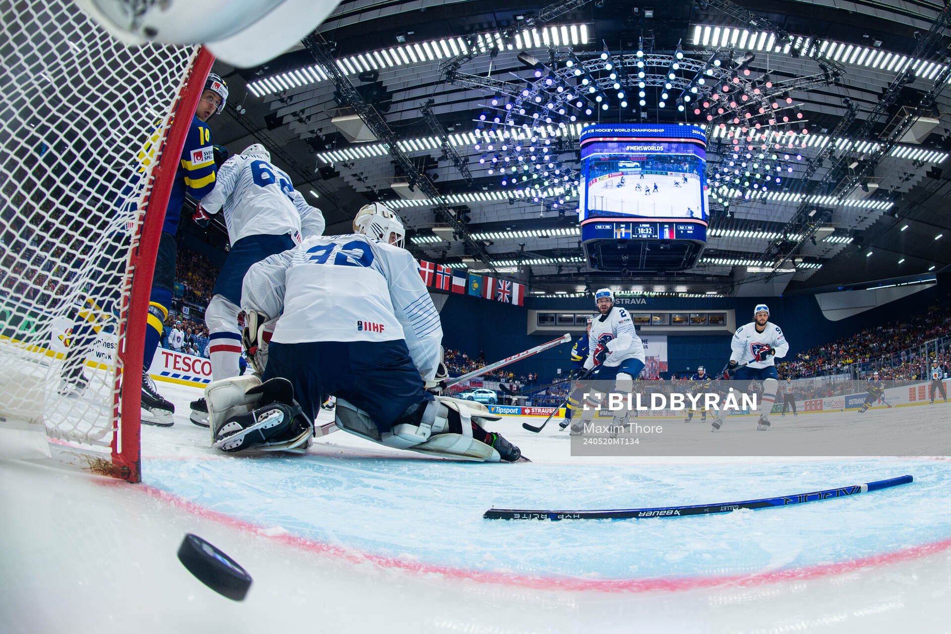 Erik Karlsson of Sweden scores the 2-1 goal behind