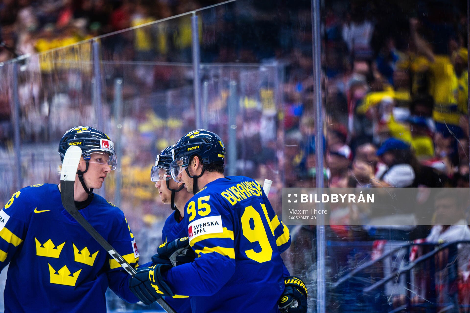 André Burakovsky celebrate with Rasmus Dahlin and Lucas
