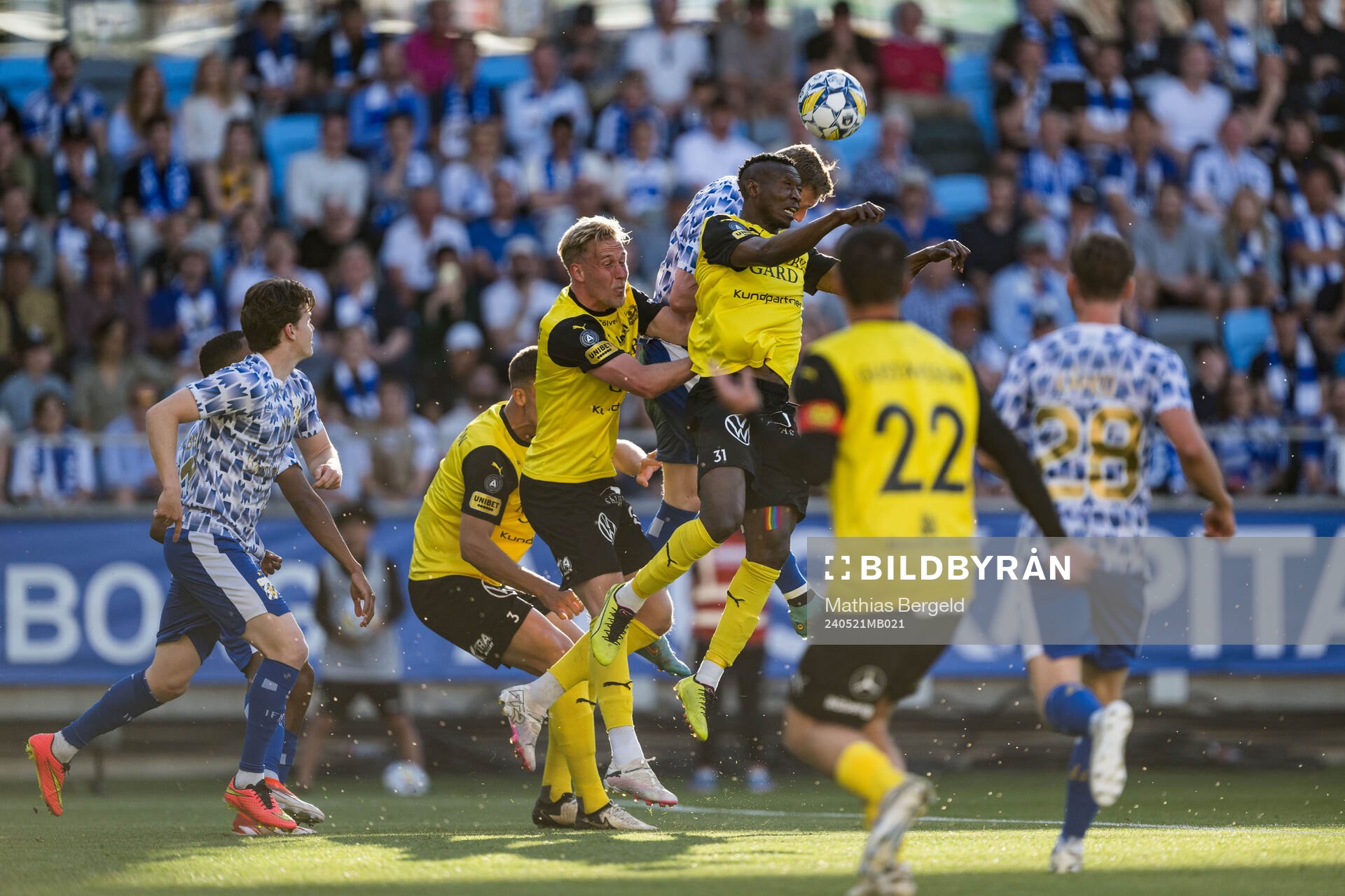 Mjällbys Herman Johansson och Silas Nwankwo i kamp med IFK Göteborgs Sebastian Ohlsson under fotbollsmatchen i Allsvenskan mellan IFK Göteborg och Mjällby den 21 maj 2024 i Göteborg.