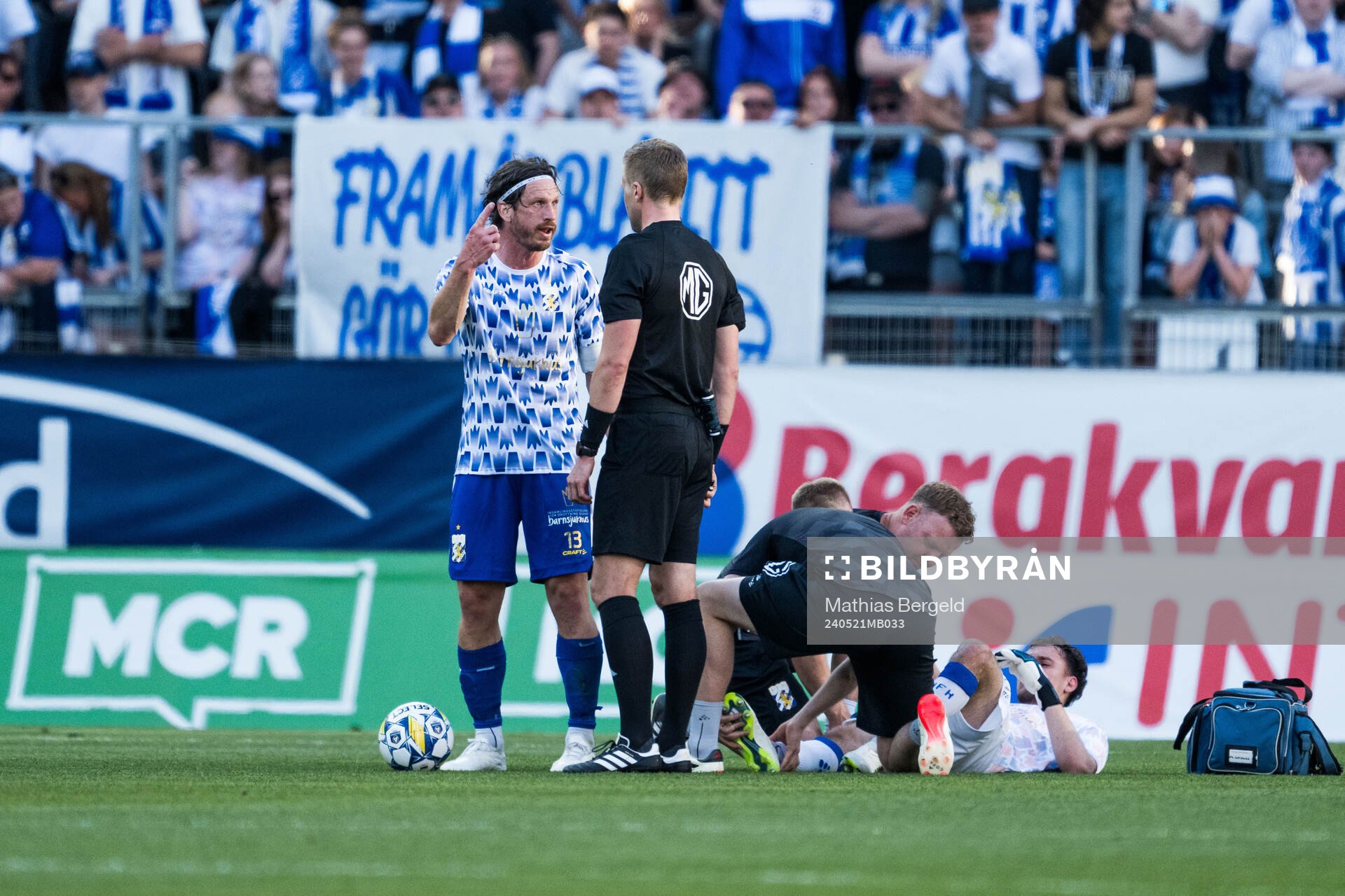IFK Göteborgs Gustav Svensson reagerar mot Domare Glenn