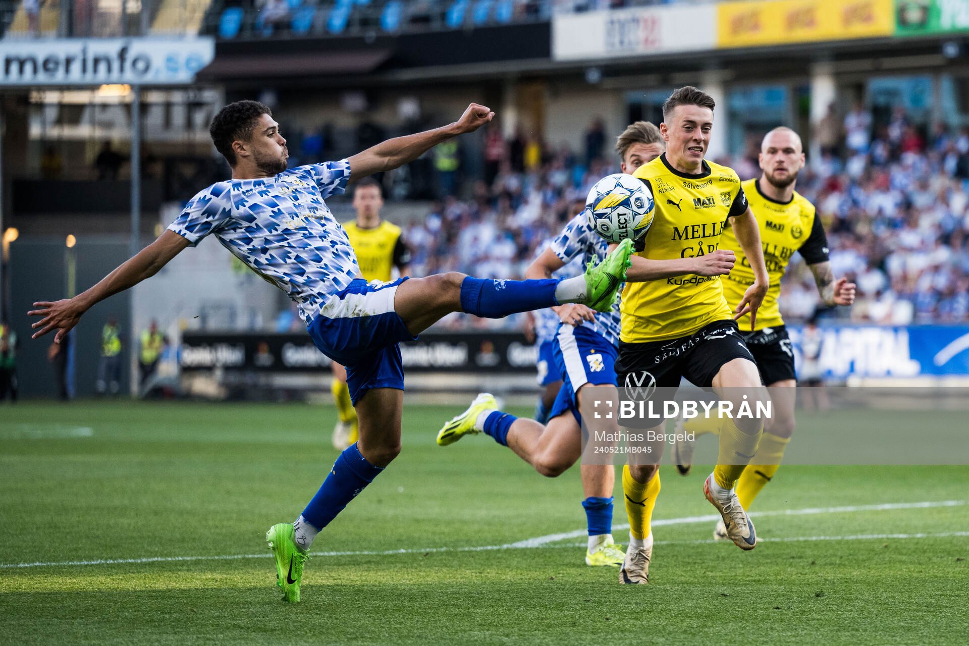 IFK Göteborgs Thomas Santos och Mjällbys Elliot Stroud