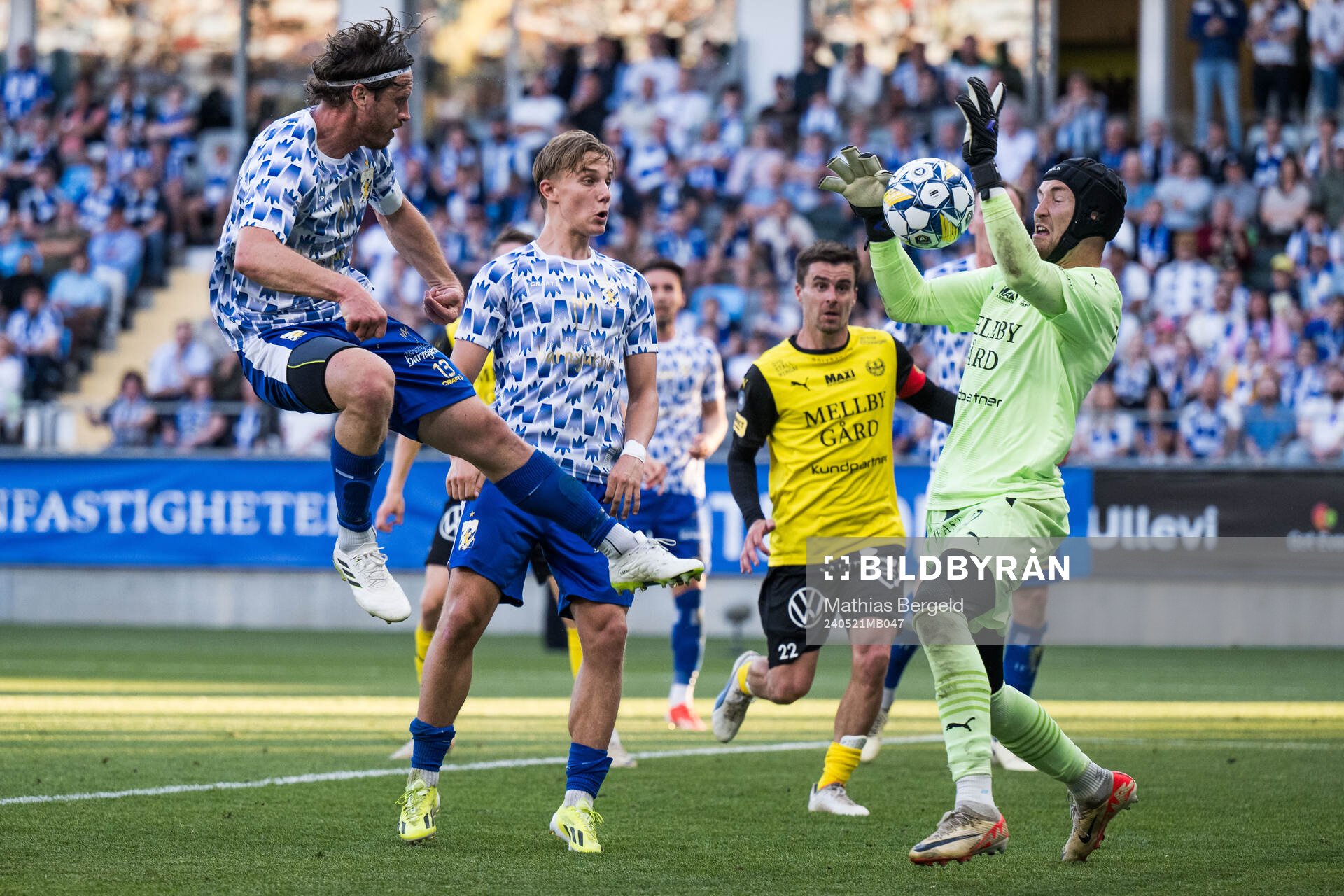 IFK Göteborgs Gustav Svensson och Mjällbys målvakt Noel