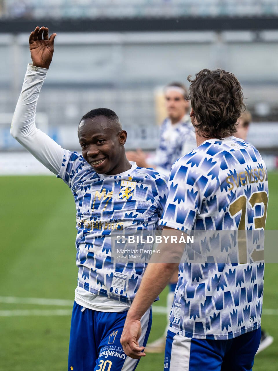 IFK Göteborgs Malick Junior Yalcouye och Gustav Svensson jublar efter fotbollsmatchen i Allsvenskan mellan IFK Göteborg och Mjällby den 21 maj 2024 i Göteborg.