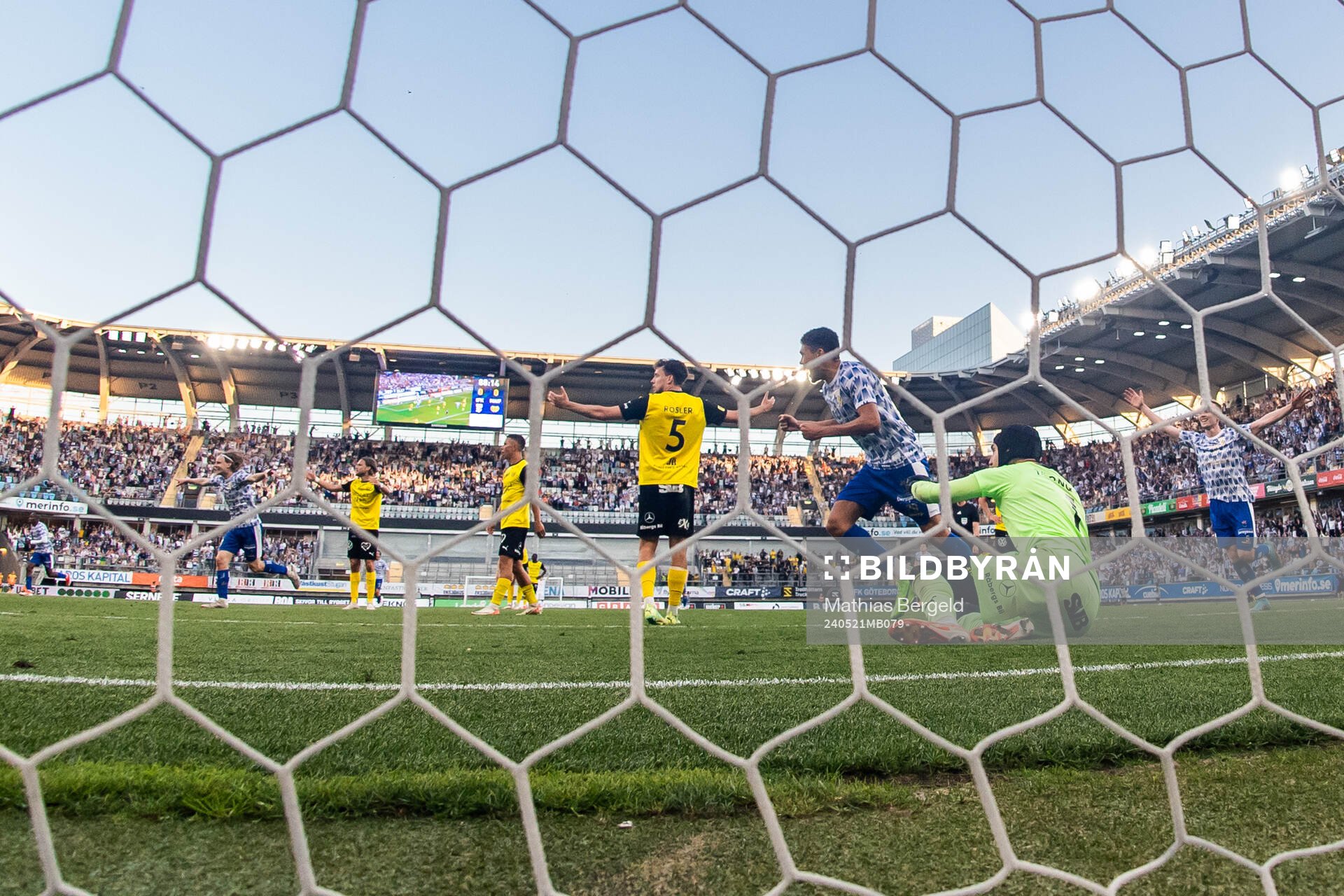 IFK Göteborgs Thomas Santos och Sebastian Ohlsson jublar