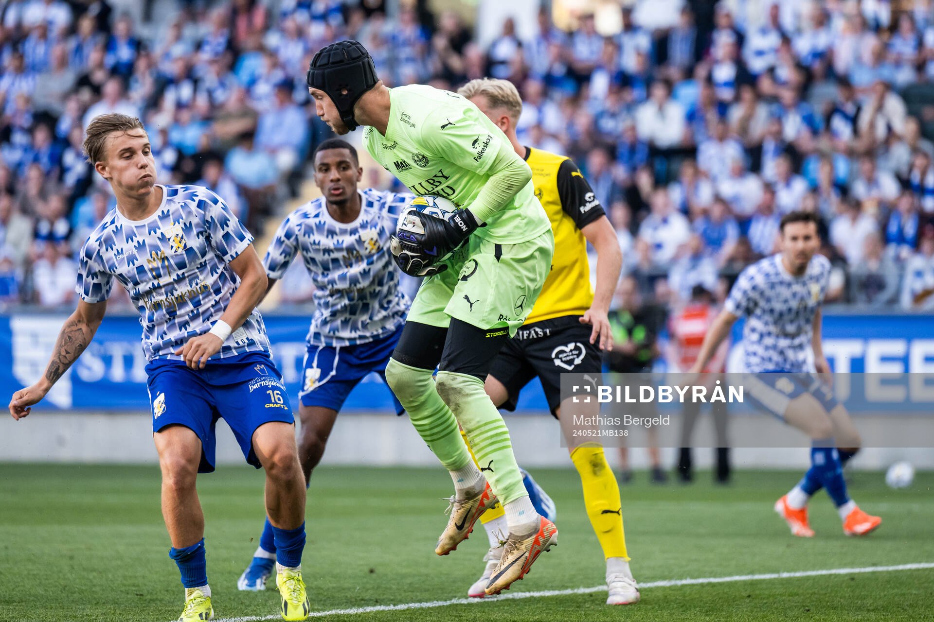 IFK Göteborgs Linus Carlstrand och Mjällbys målvakt Noel