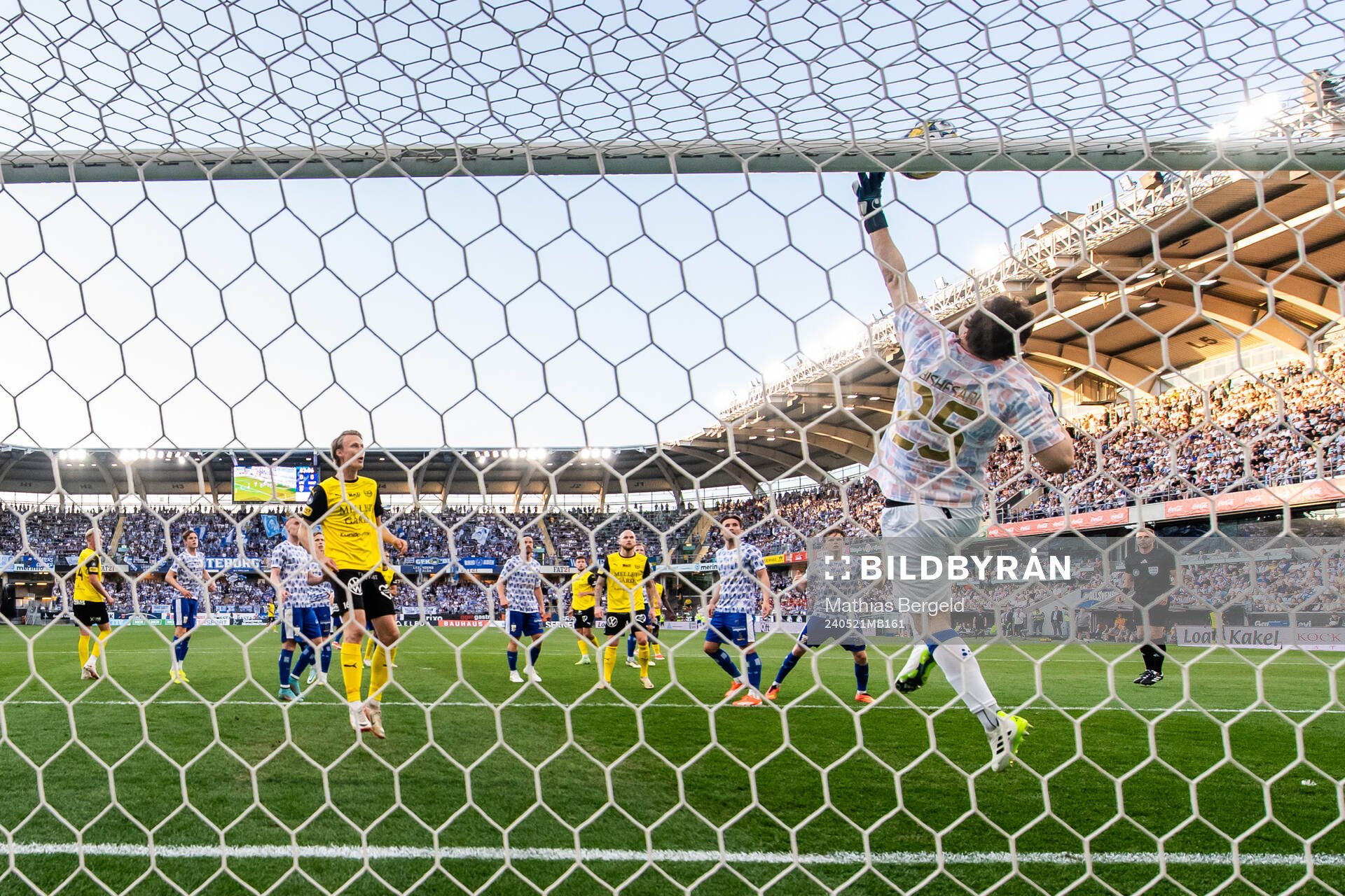 IFK Göteborgs målvakt Elis Bishesari med en räddning