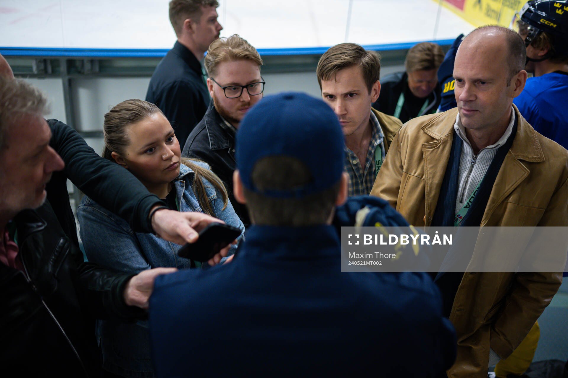 Head coach Sam Hallam of Sweden speaks with members of the