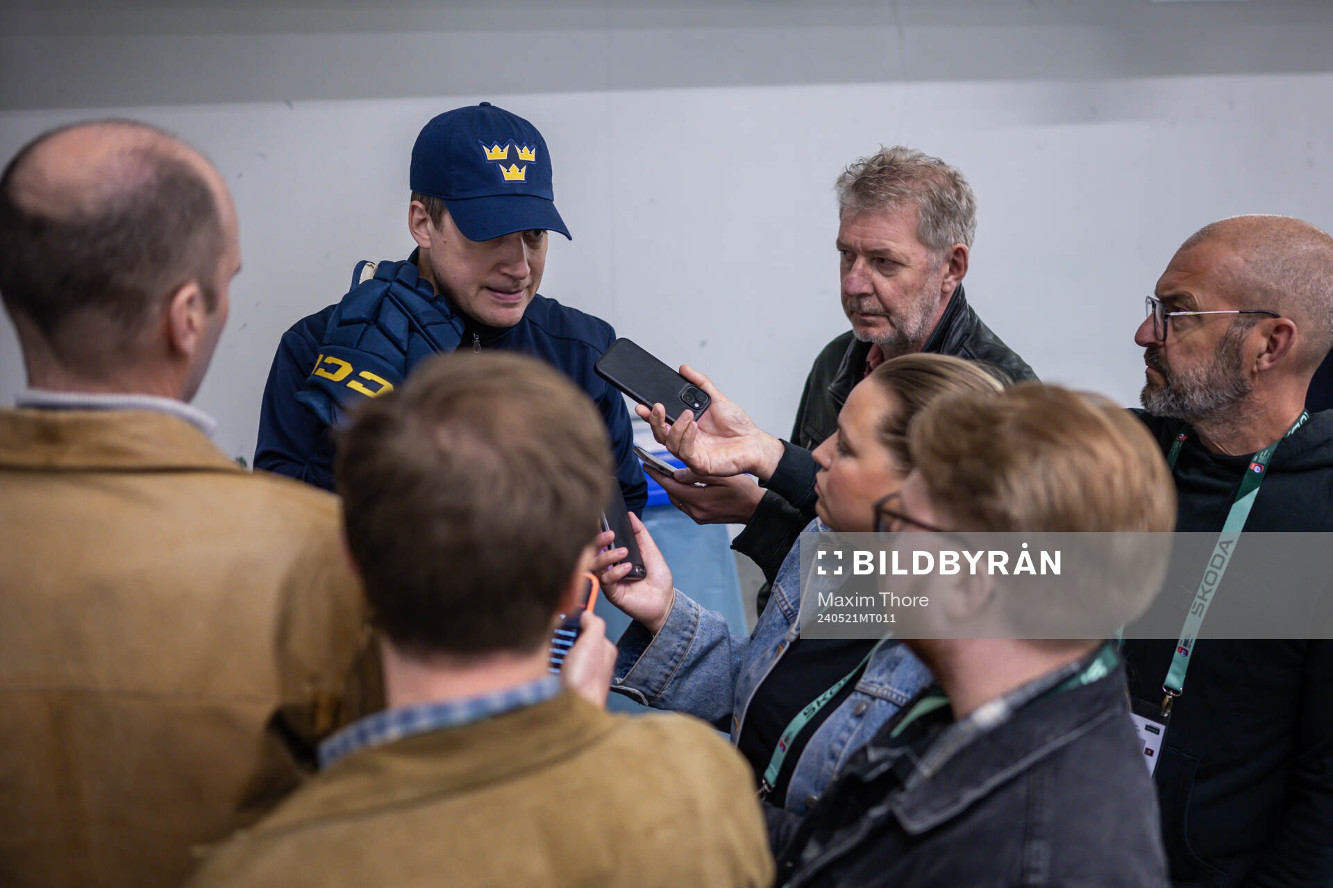 Head coach Sam Hallam of Sweden speaks with members of the