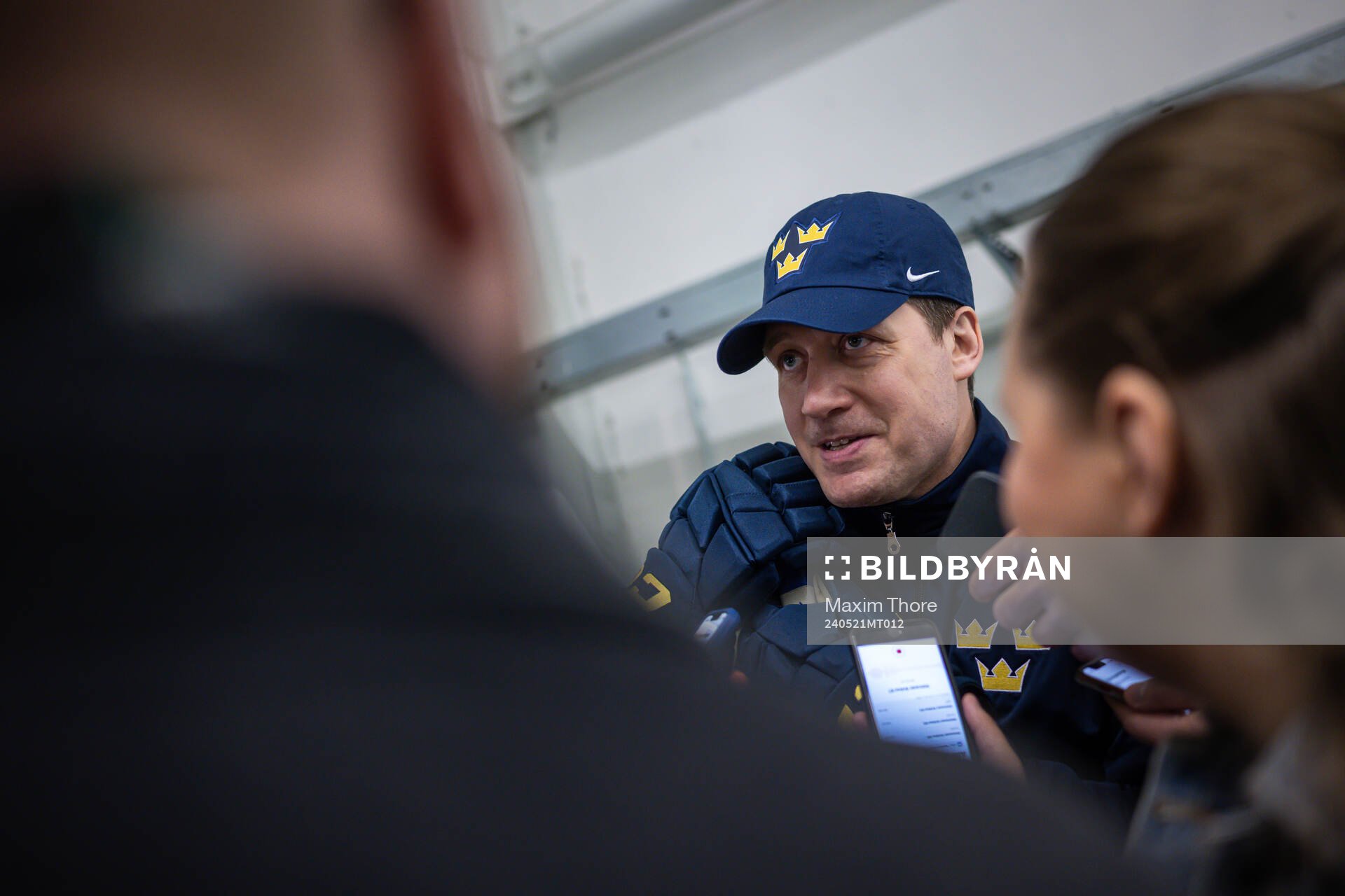 Head coach Sam Hallam of Sweden speaks with members of the