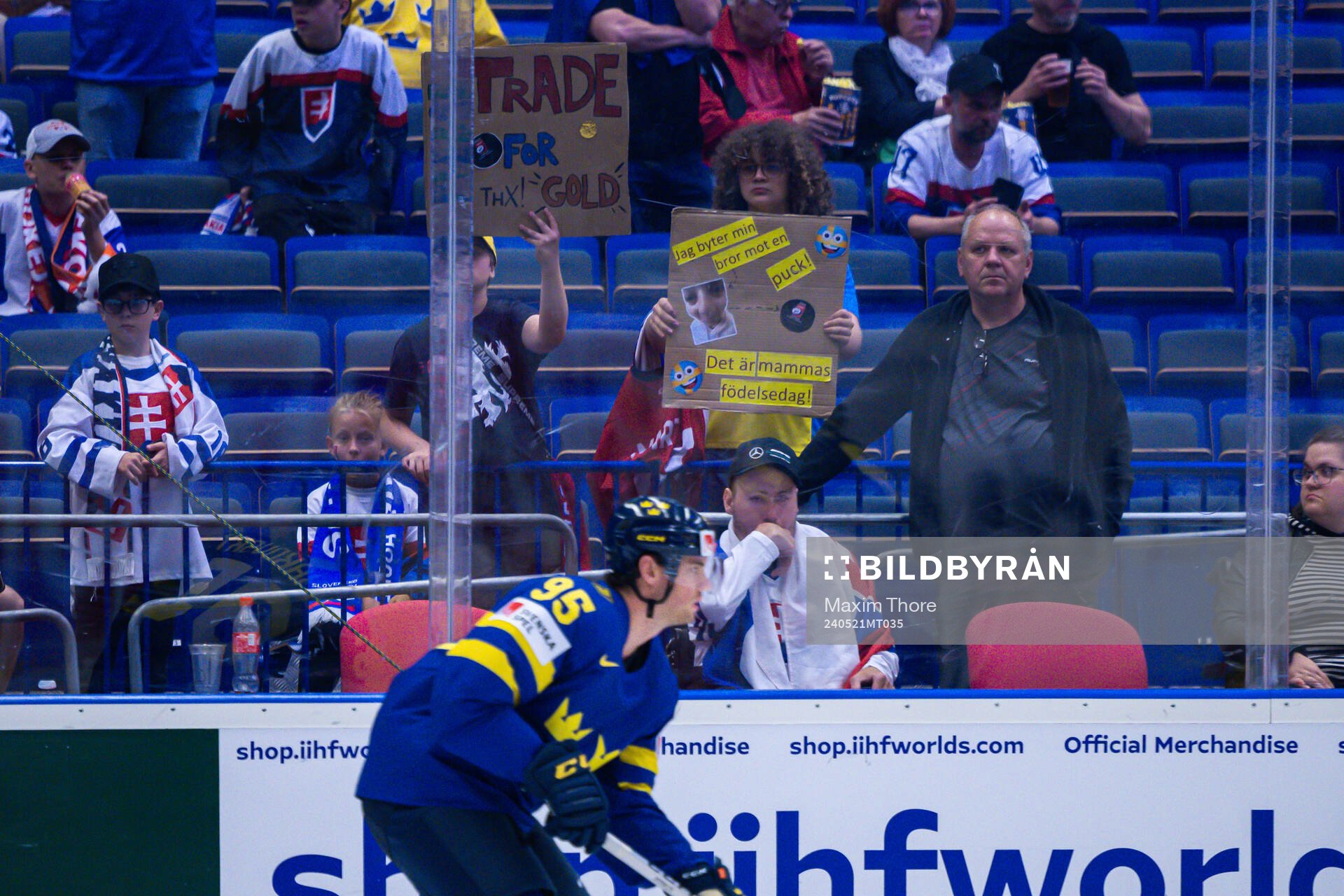 Supporters with signs in front of André Burakovsky of