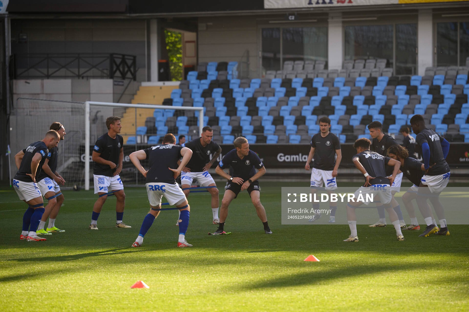 Trelleborgs spelare värmer upp inför fotbollsmatchen i Superettan mellan Örgryte och Trelleborg den 22 maj 2024 i Göteborg. 