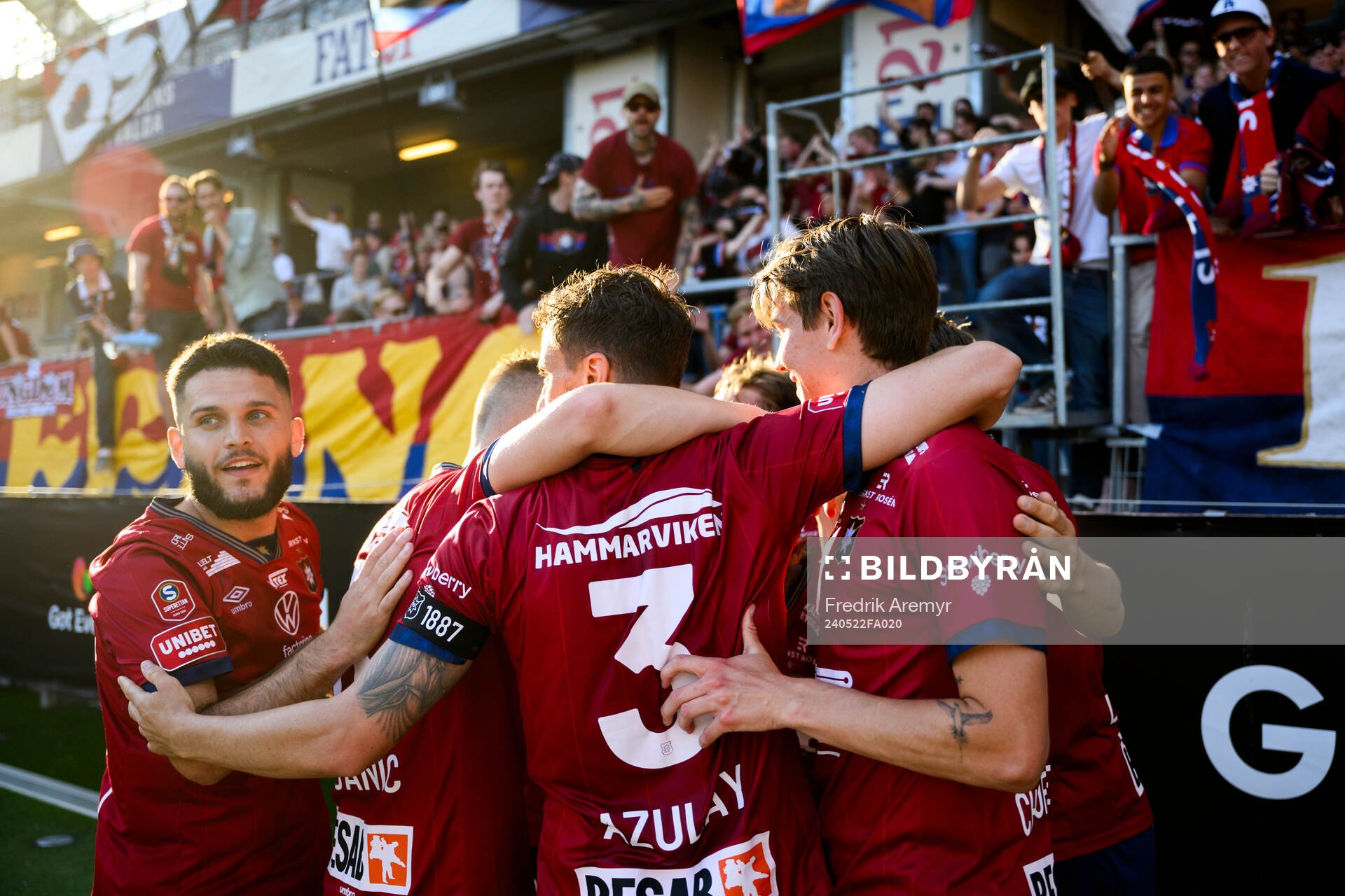 Örgrytes spelare jublar med målskytten Charlie Vindehall