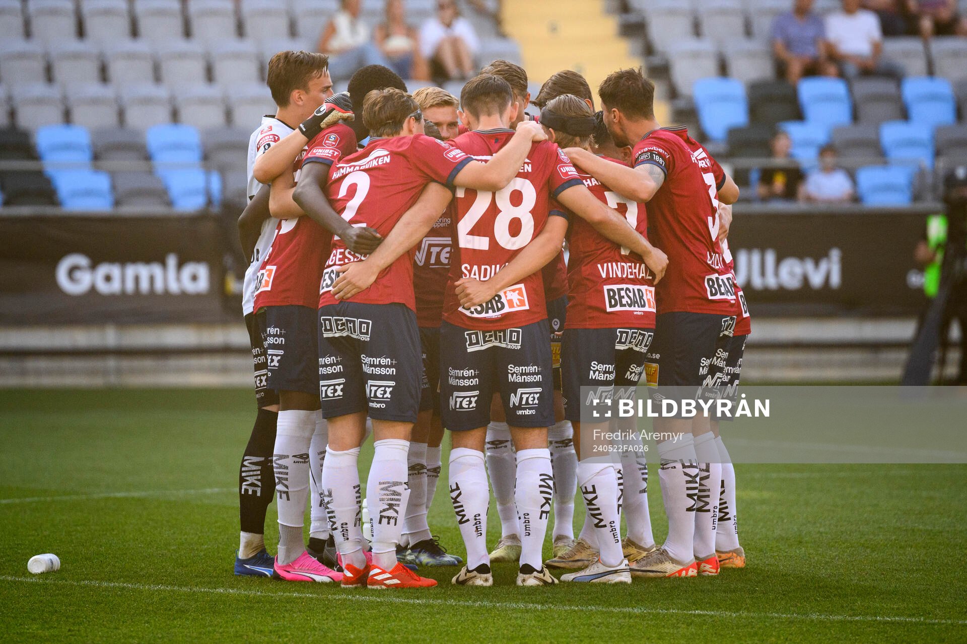 Örgrytes spelare samlas inför fotbollsmatchen i Superettan mellan Örgryte och Trelleborg den 22 maj 2024 i Göteborg. 