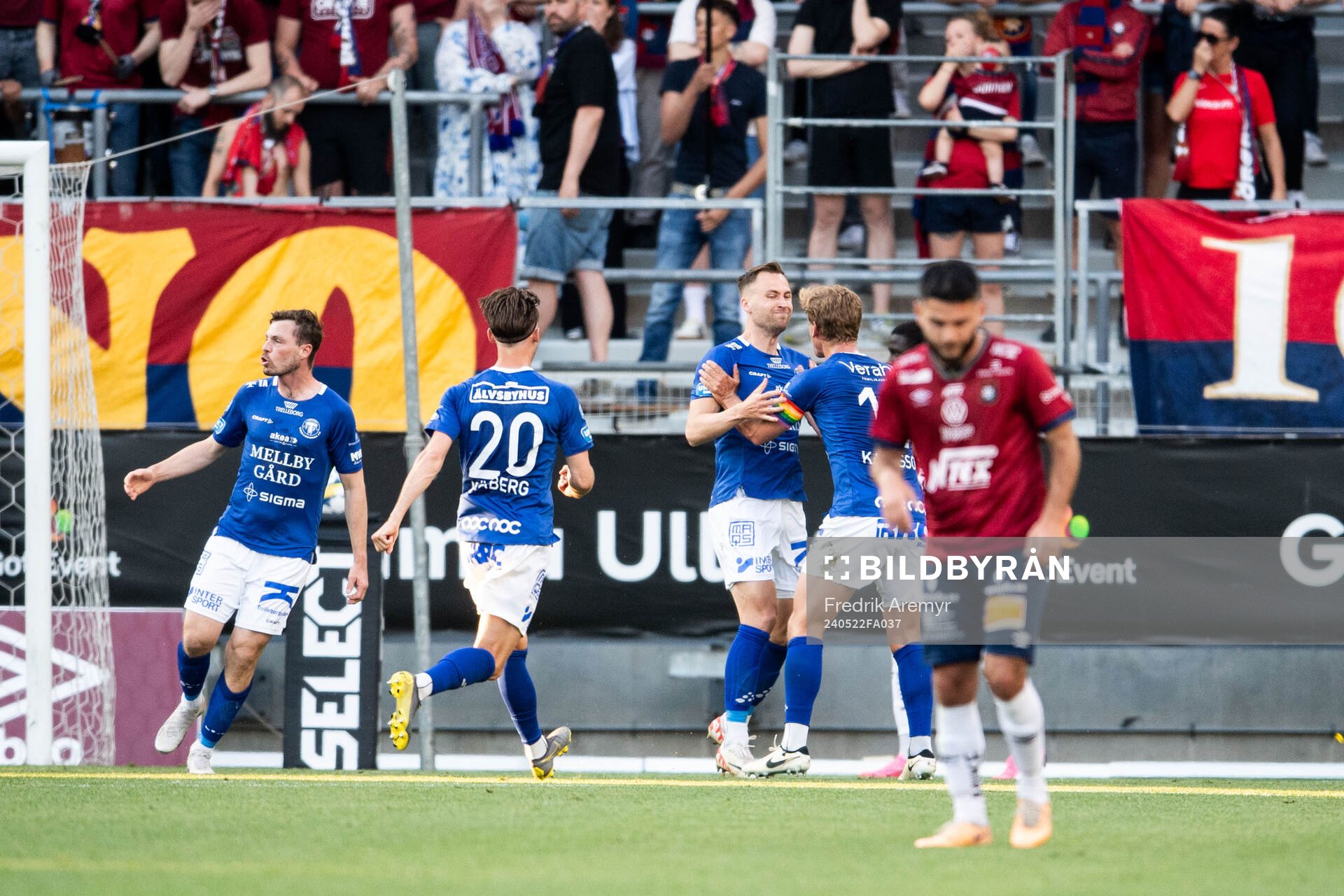 Trelleborgs Filip Bohman jublar med lagkamrater efter 1-1 under fotbollsmatchen i Superettan mellan Örgryte och Trelleborg den 22 maj 2024 i Göteborg.