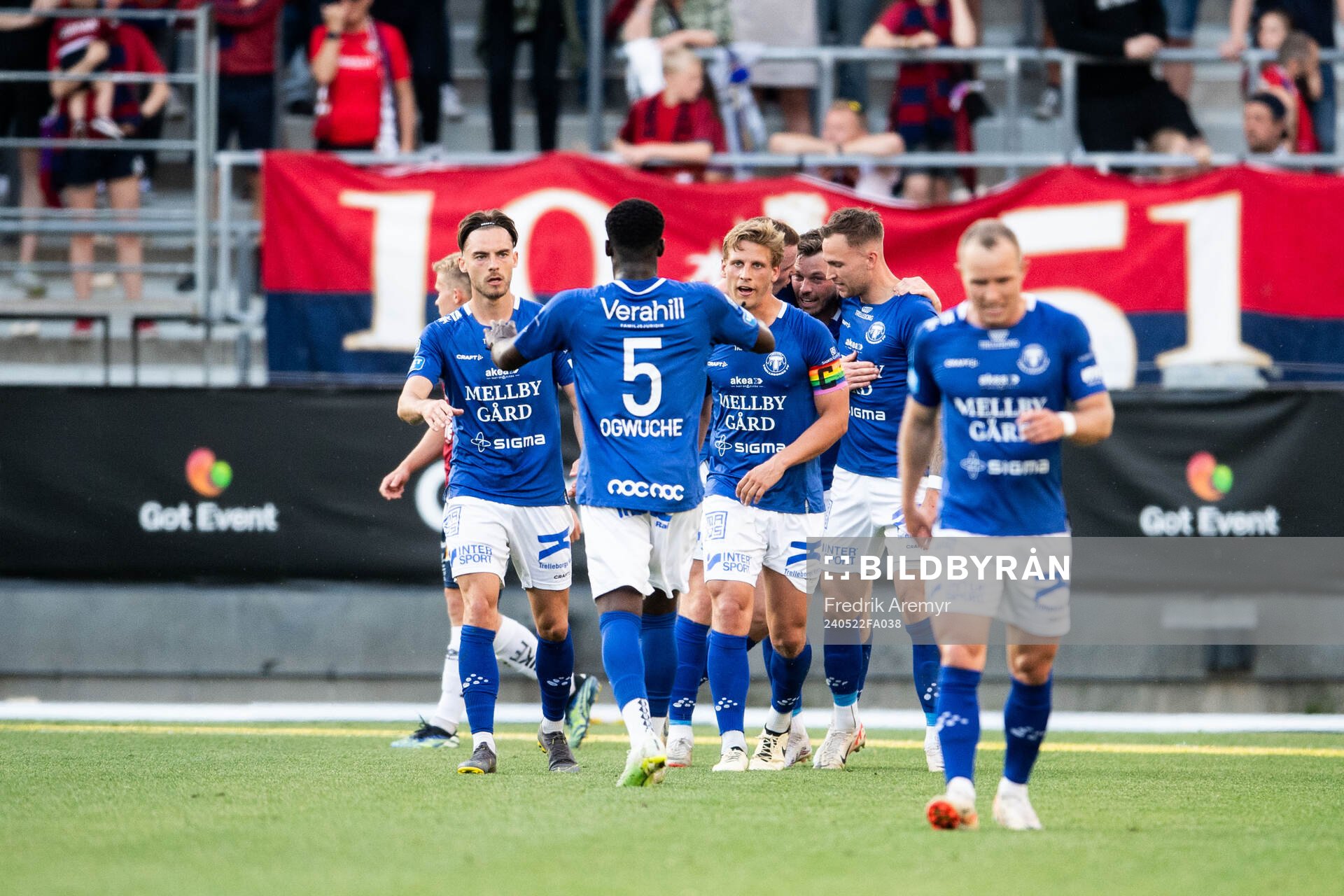 Trelleborgs Filip Bohman jublar med lagkamrater efter 1-1 under fotbollsmatchen i Superettan mellan Örgryte och Trelleborg den 22 maj 2024 i Göteborg. 