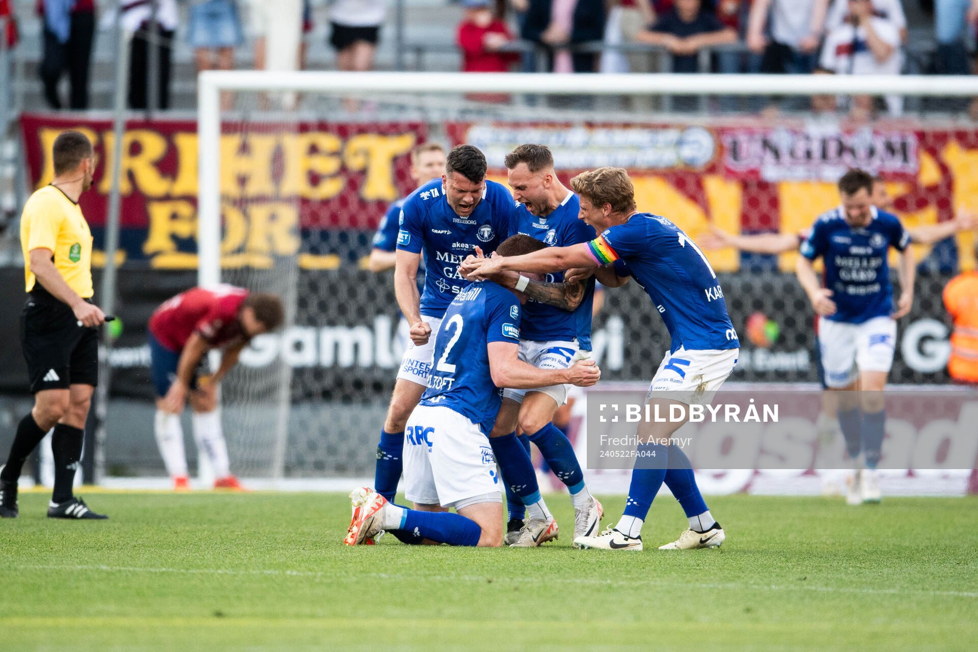 Trelleborgs Zander Hyltoft jublar med lagkamrater