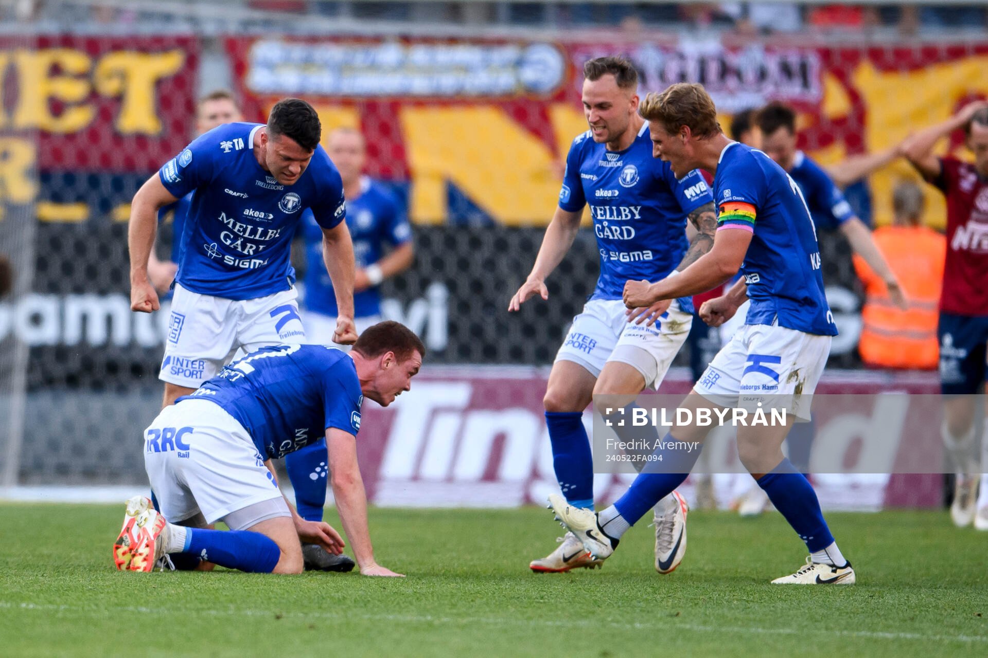 Trelleborgs spelare firar med målskytten Zander Hyltoft