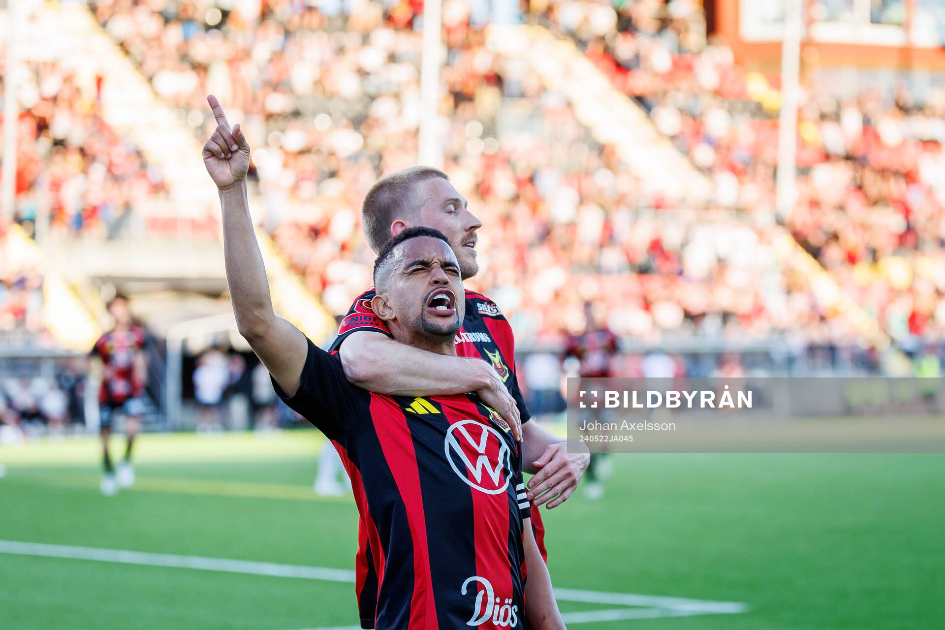 Östersunds Erick Brendon Pinheiro Da Silva och Michael Aduragbemi Oluwayemi jublar efter 4-3 under fotbollsmatchen i Superettan mellan Östersund och Gefle den 22 maj 2024 i Östersund.