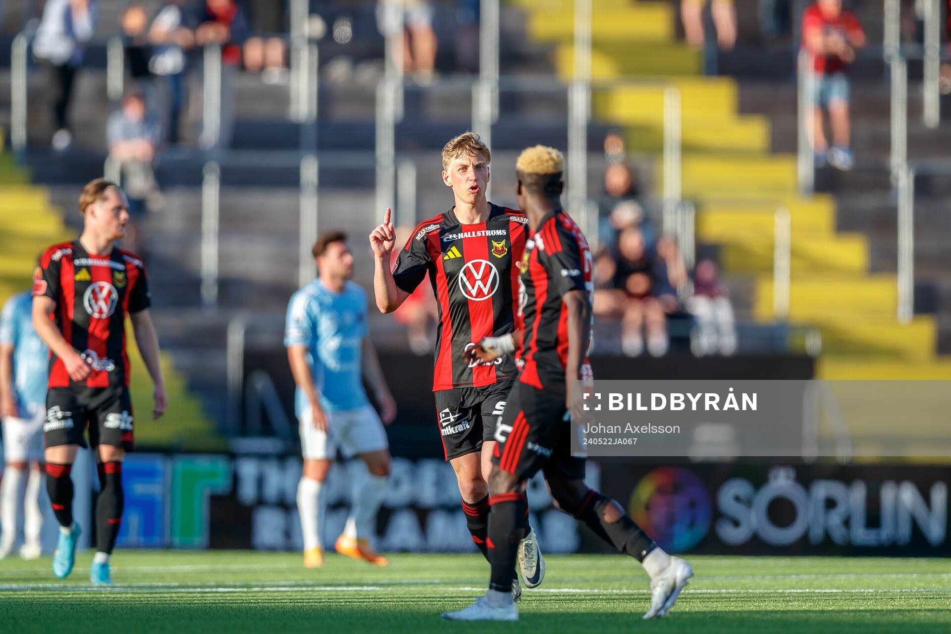 Östersunds Albin Sporrong  jublar med Östersunds Assiedou