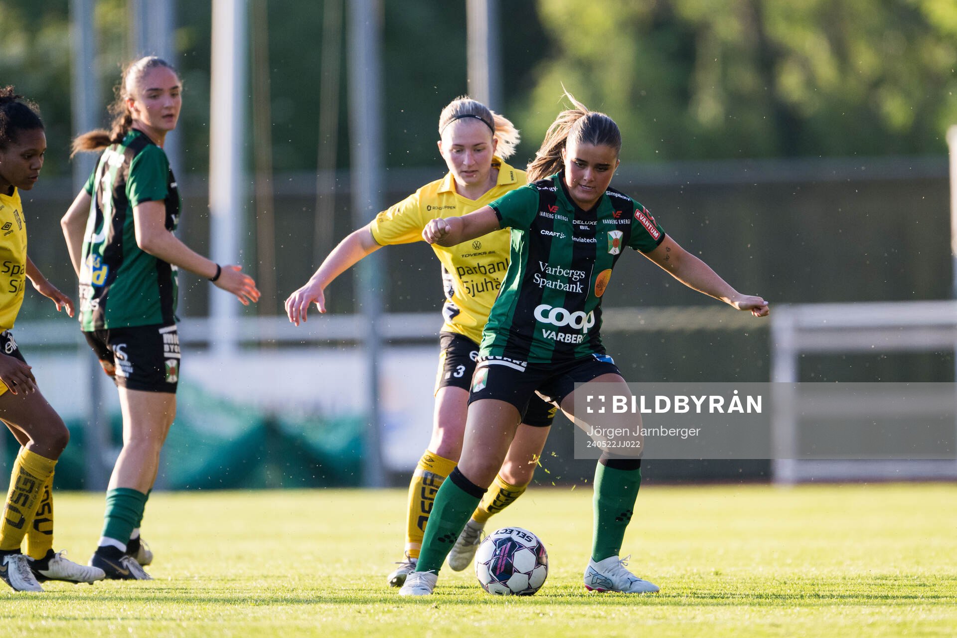 Elfsborgs Fanny Johansson Och Varbergs Ella Martinez under fotbollsmatchen i Svenska Cupen mellan Varbergs BoIS och Elfsborg den 22 maj 2024 i Varberg.