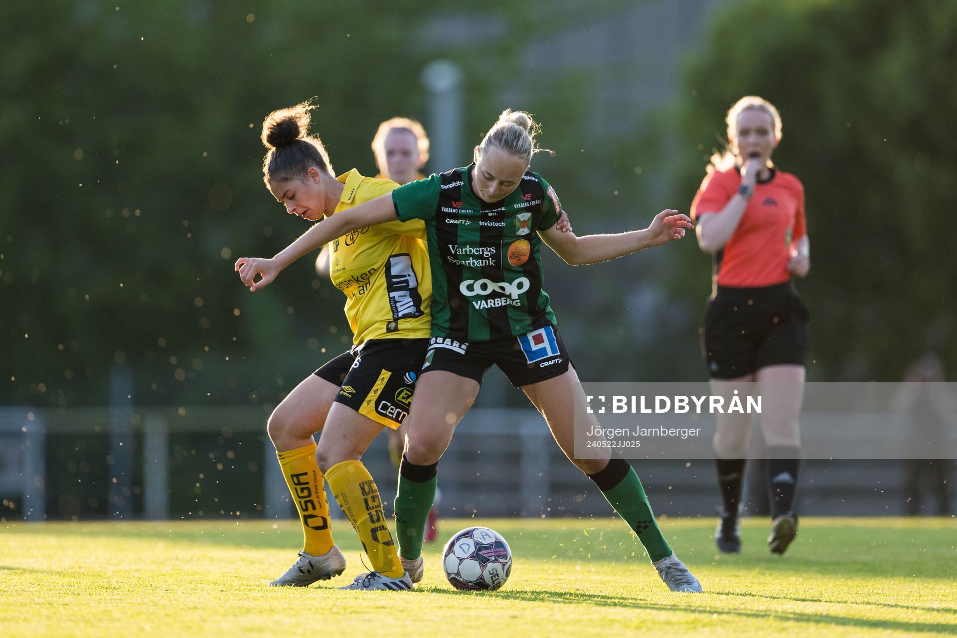 Elfsborgs Jennifer Brinck och Varbergs BoISs Lilly Borgman under fotbollsmatchen i Svenska Cupen mellan Varbergs BoIS och Elfsborg den 22 maj 2024 i Varberg.