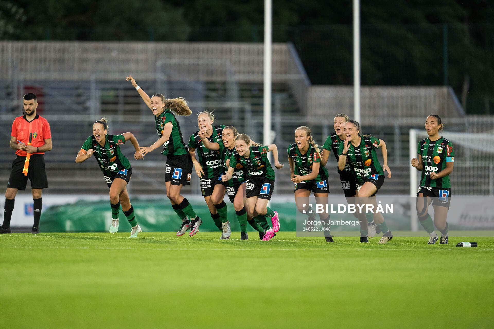 Varbergs spelare jublar efter vunnit förlängning på straffar under fotbollsmatchen i Svenska Cupen mellan Varbergs BoIS och Elfsborg den 22 maj 2024 i Varberg.