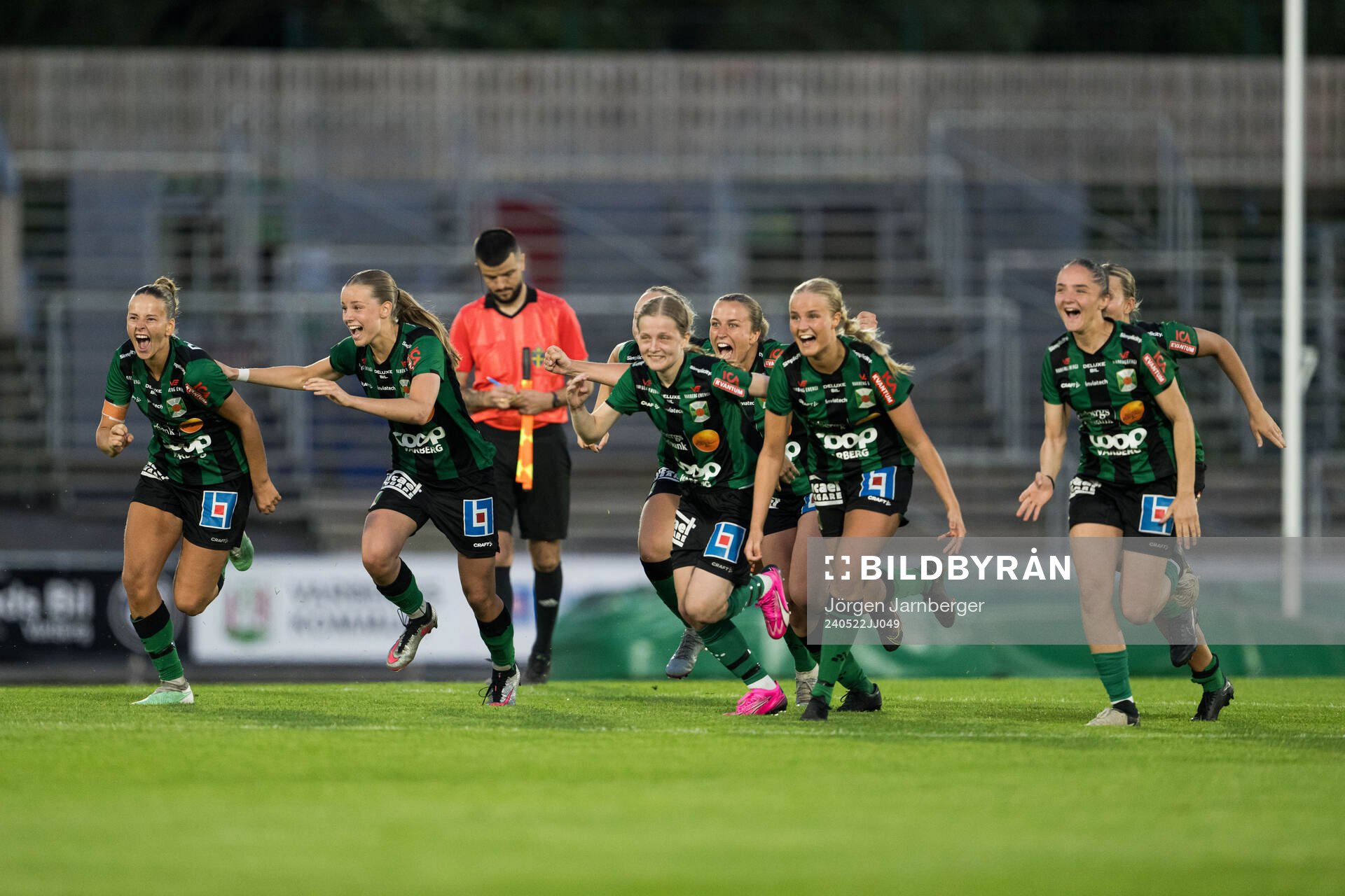 Varbergs spelare jublar efter vunnit i förlängning på straffar under fotbollsmatchen i Svenska Cupen mellan Varbergs BoIS och Elfsborg den 22 maj 2024 i Varberg.